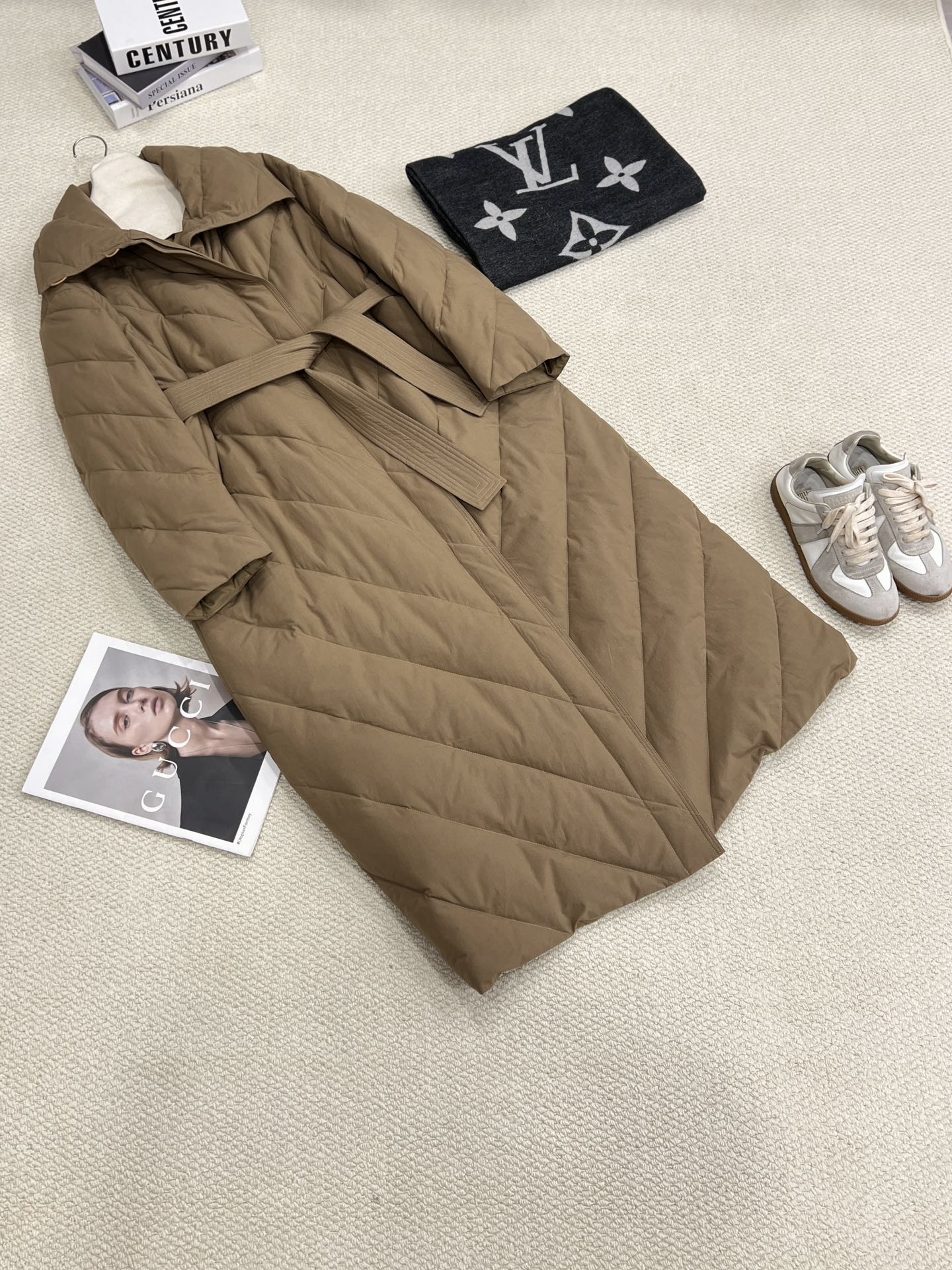 NO:637089,The new goose down jacket for autumn and winter is new. The fashionable focus of quilted goose down jacket [khaki green] invites you to appreciate the details. It is made of 100 pure cotton fabric, which feels delicate and breathable. The quilted line design of the large body breaks the monotony and rigidity of the traditional down jacket. Every part is carefully designed, cut and spliced together to form a special visual effect. The shell buttons are selected to show exquisite details.  Stylish and unique two-wear collar, the concave shape is warm and can well protect the neck from the cold wind, women's clothing, jackets & coats, down jacket, alexander wang19860909秋冬新款鹅绒服上新 时尚焦点绗线鹅绒羽绒服外套【卡其绿】细节邀您鉴赏 选用100纯棉面料,手感细腻透气 大身绗线立设计打破了传统羽绒服的单调与呆板 每一处都经过精心的设计与裁剪拼接在一起 形成了特别的视觉效果 选用定染定色贝壳纽扣,细节展示精致 时髦个性的两穿领型,凹造型温暖两不误 能够很好地保护颈部不受寒风的侵袭,女装,jackets & coats,down jacket,alexander wang,Women's clothing