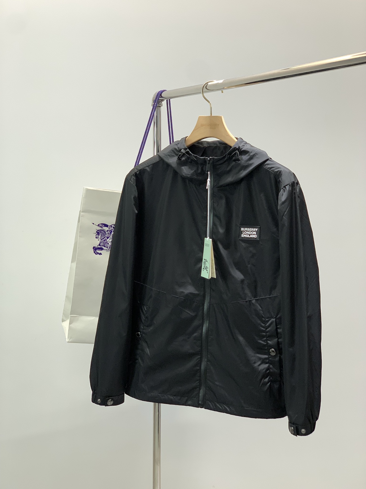 NO:598391,Burberry, latest autumn products, available at counters simultaneously, original goods, fashionable and casual thin velvet hooded jacket, imported original fabrics, the upper body is comfortable and breathable, top-notch rubber printing letter pattern decorative logo, original hardware accessories decoration, extremely high-grade, comfortable and versatile, handsome upper body, 2 colors recommended, size M-3XL,, burberry, burberry, jackets & coats, hats, alexander wang19860909Burberry 巴宝莉,秋季最新品,专柜同步有售,原单狠货,时尚休闲薄绒连帽外套,进口原版面料,上身舒适透气,顶级印胶工艺字母图案装饰logo,原版五金辅料装饰,档次极高,舒适百搭,上身帅气十足,2色推荐,码数M-3XL,,burberry,burberry,jackets & coats,hats,alexander wang,Men's clothing