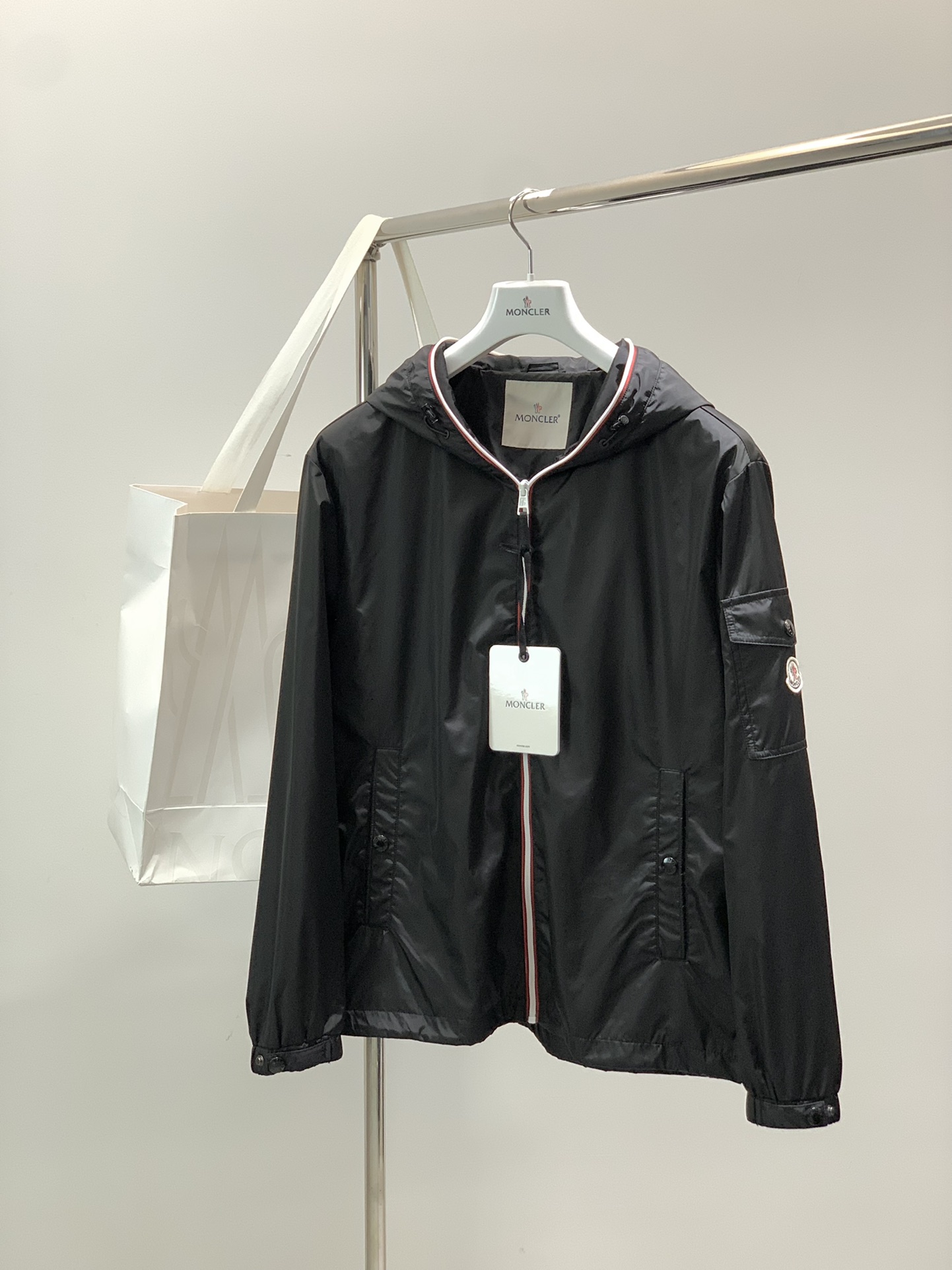 NO:598374,Moncler muzzle, the latest fall product, available at counters, original order, fashionable and casual thin velvet hooded jacket, comfortable for the upper body!  Eye-catching and bright, it uses imported original fabrics, top-notch embroidery crafts letter pattern logo, original hardware accessories decoration, simple yet stylish, fashionable and handsome upper body, 2 colors recommended, size M-3XL, Moncler, jackets & coats, hats, alexander wang19860909Moncler 蒙口,秋季最新品,专柜同步有售,原单狠货,时尚休闲薄绒连帽外套,上身舒适！吸睛而有亮点,采用进口原版面料,顶级刺绣工艺字母图案logo,原版五金辅料装饰,简单而不失时尚,上身时尚帅气,2色推荐,码数M-3XL,,Moncler,jackets & coats,hats,alexander wang,Men's clothing