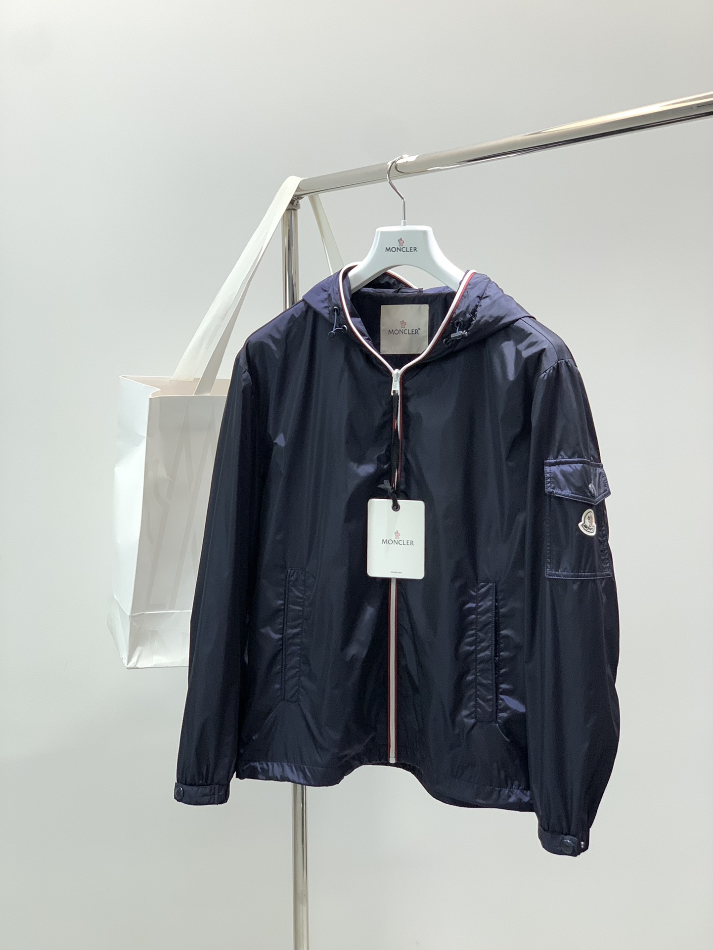 NO:598376,, Moncler muzzle, the latest fall products, available at counters simultaneously, original order, fashionable and casual thin velvet hooded jacket, comfortable for the upper body!  Eye-catching and bright, it uses imported original fabrics, top-notch embroidery crafts letter pattern logo, original hardware accessories decoration, simple yet stylish, fashionable and handsome upper body, 2 colors recommended, size M-3XL, Moncler, jackets & coats, hats, alexander wang19860909,Moncler 蒙口,秋季最新品,专柜同步有售,原单狠货,时尚休闲薄绒连帽外套,上身舒适！吸睛而有亮点,采用进口原版面料,顶级刺绣工艺字母图案logo,原版五金辅料装饰,简单而不失时尚,上身时尚帅气,2色推荐,码数M-3XL,,Moncler,jackets & coats,hats,alexander wang,Men's clothing