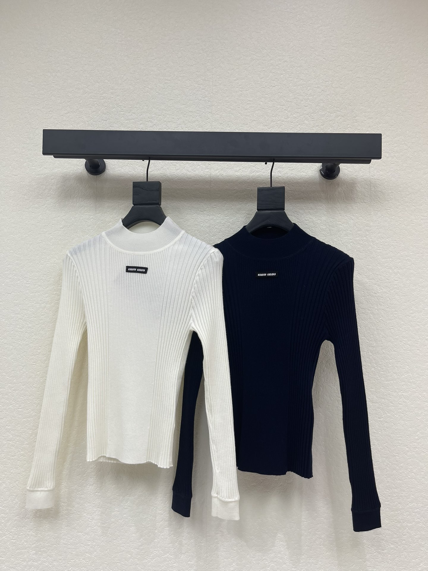 NO:579114,Miumi*25 new autumn and winter style small stand collar pit strip knitted long-sleeved top!  Customized wool knitting, high-end texture, comfortable and soft, obvious pitted texture, threaded hemming on the cuffs, horizontal and vertical pitted strips all over the body, needle arrangement to highlight the texture of details, embroidered letter logo on the chest, highlighting the brand tone, slim fit, visually slimming, regardless of age, simple and versatile for daily use in autumn and winter!  SML,,miumiu,alexander wang19860909Miumi*25秋冬新款小立领坑条针织长袖上衣！定制羊毛针织织造 质感高级 舒适柔软 坑条肌理明显 袖口螺纹包边 通体大身横竖坑条走针排列突出细节质感 胸前刺绣字母徽标 彰显品牌调性 修身版型视觉显瘦不挑身材年龄 秋冬日常简约百搭款！SML,,miumiu,alexander wang,Women's clothing