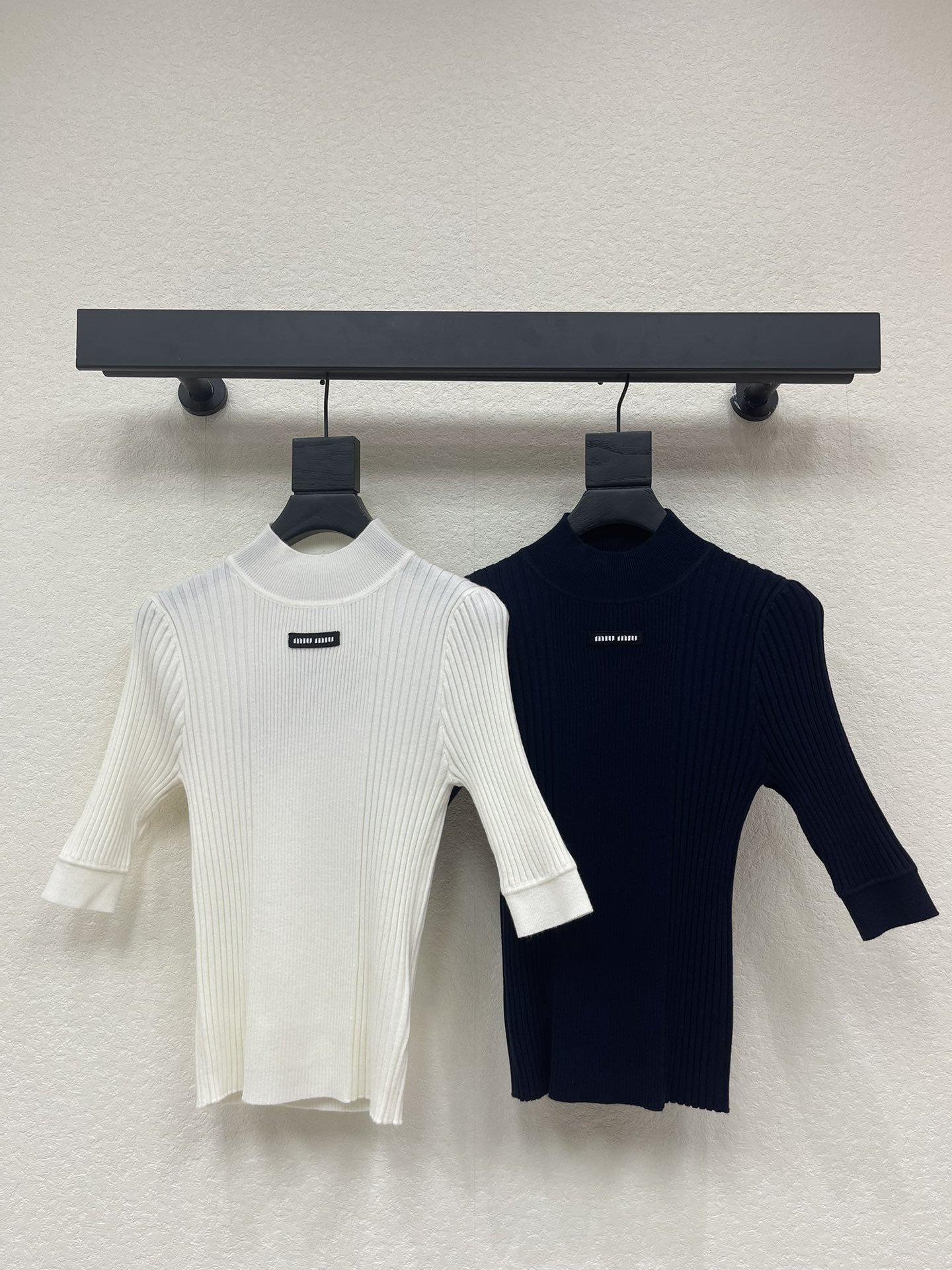 NO:579108,Miumi*25 new autumn and winter small stand collar pit strip knitted short-sleeved top!  Customized wool knitting, high-end texture, comfortable and soft, obvious pitted texture, threaded hemming on the cuffs, horizontal and vertical pitted strips all over the body, needle arrangement to highlight the texture of details, embroidered letter logo on the chest, highlighting the brand tone, slim fit, visually slimming, regardless of age, simple and versatile for daily use in autumn and winter!  SML,,miumiu,T-shirt,alexander wang19860909Miumi*25秋冬新款小立领坑条针织短袖上衣！定制羊毛针织织造 质感高级 舒适柔软 坑条肌理明显 袖口螺纹包边 通体大身横竖坑条走针排列突出细节质感 胸前刺绣字母徽标 彰显品牌调性 修身版型视觉显瘦不挑身材年龄 秋冬日常简约百搭款！SML,,miumiu,T-shirt,alexander wang,Women's clothing