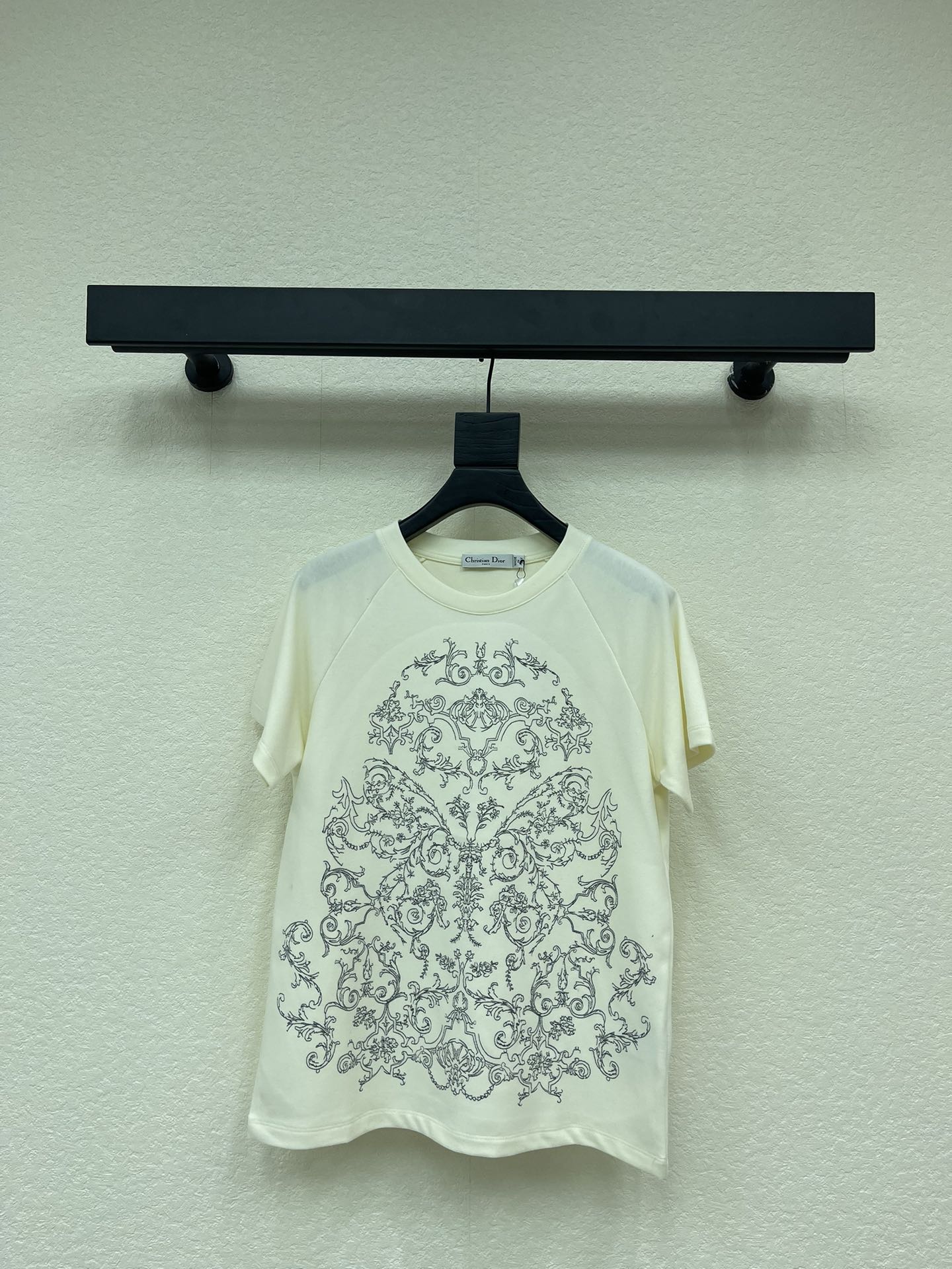 NO:579295,Dio*26 new early spring round neck embroidered short-sleeved T-shirt. Customized YB twill cotton material, high-grade texture, soft and comfortable, regular short-sleeved T-shirt cut, made of heavyweight cotton, slightly stretchy, showing a slimming visual effect, the body is decorated with natural elements such as flowers and vines  Decoration, combined into a butterfly pattern, echoes the letter logo on the back neckline, in line with the brand's tone, full of design, and looks stylish when worn alone. SML, dior, T-shirt, tees, t-shirt, alexander  wang19860909Dio*26早春新款圆领刺绣短袖T恤.定制YB斜纹全棉材质,质感高级,柔软舒适,常规短袖T恤裁剪,采用克重棉制成,略带有弹力,呈现显瘦视觉效果,大身以花朵藤蔓等自然元素装饰,组合成蝴蝶图案,与后领口字母徽标呼应,符合品牌调性,设计感拉满,单穿内搭都出彩时髦.SML,,dior,T-shirt,tees，t-shirt,alexander wang,Women's clothing