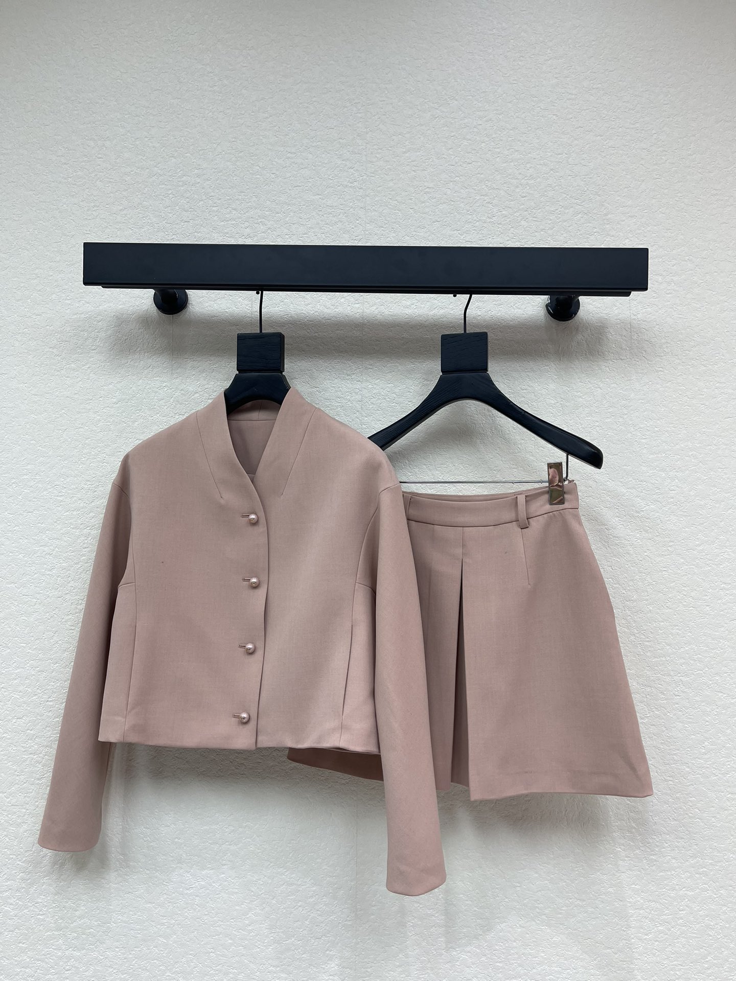 NO:579124,Jacket, skirt, Dio*25 new autumn and winter style, ladylike style V-neck pearl button jacket with short skirt suit. The upper body is so beautiful. The age-reducing temperament is three-dimensional tailoring. The H version is not attractive at all. The classic A-line skirt shape upper body makes you slim and tall. French elegance, white and rich beauty is a must-have. The texture of the custom wool blended fabric is amazing. The color is a super beautiful nude pink, which is a bonus and easy to control. SML,, dior, skirts, jackets & coats, alexander  wang19860909外套 半裙Dio*25秋冬新品气质名媛风V领珍珠扣外套搭配短款半裙套装 一套上身太好看了 减龄气质立体剪裁H版型完全不挑人 经典A字裙型上身显瘦又高挑 法式优雅气质白富美必备 定制羊毛混纺面料质感超赞 颜色是超好看的裸粉色很加分很好驾驭 SML,,dior,skirts,jackets & coats,alexander wang,Women's clothing
