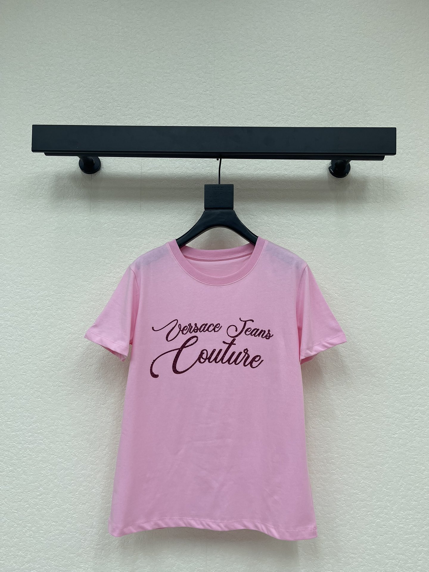 NO:579450,Versac*26 new early spring letter print hot diamond short-sleeved T-shirt. High-density fashionable sports style. Every daily wear. Playful and age-reducing design elements full of vitality. High quality. Sizes SML, versace, T-shirt, tees, t-shirt, alexander wang19860909Versac*26早春新款字母印花烫钻短袖T恤 高密度时髦运动风 每个日常的穿搭 俏皮减龄充满元气的设计元素 高品质 尺码SML,,versace,T-shirt,tees，t-shirt,alexander wang,Women's clothing