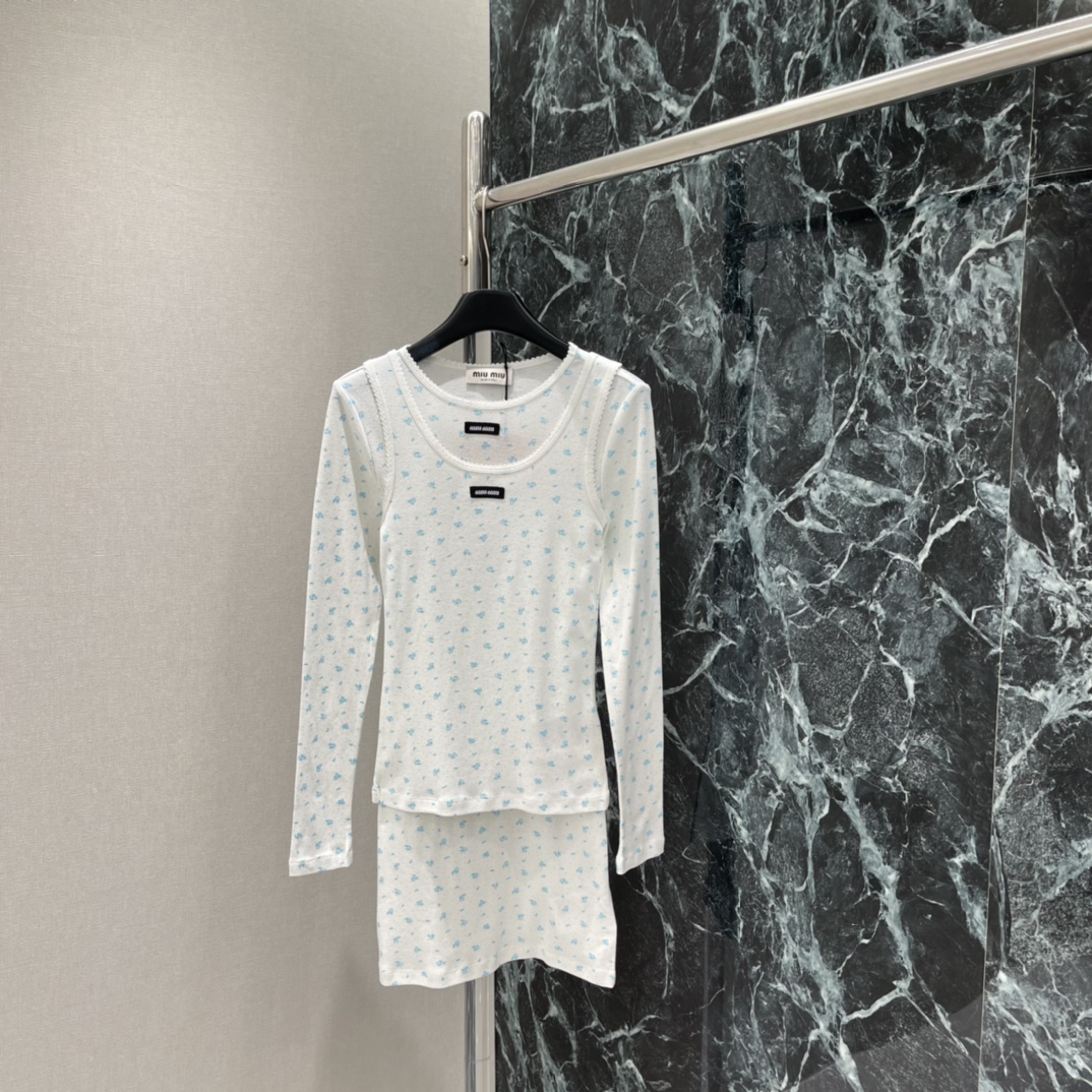 Miu 25秋冬新款 花边碎花边长袖裙 蓝色小碎花图案，清新简约超适合夏天!圆领配蕾丝边，细节满分。正面