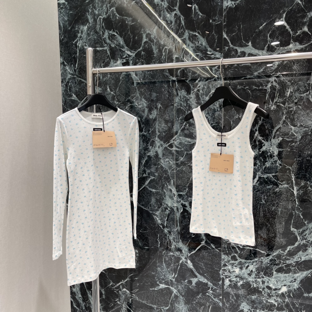 Miu 25秋冬新款 花边碎花边长袖裙 蓝色小碎花图案，清新简约超适合夏天!圆领配蕾丝边，细节满分。正面