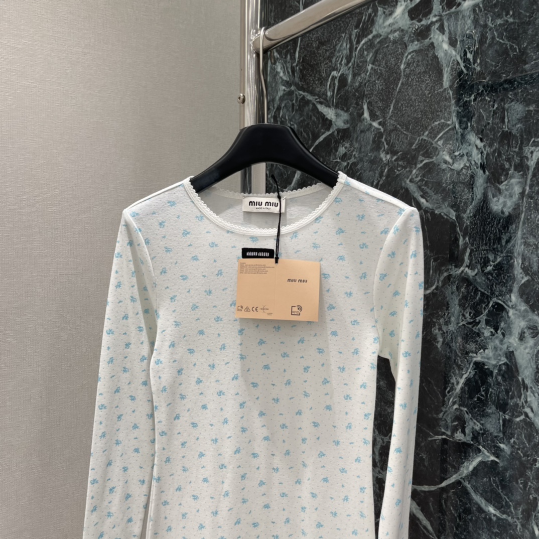 Miu 25秋冬新款 花边碎花边长袖裙 蓝色小碎花图案，清新简约超适合夏天!圆领配蕾丝边，细节满分。正面