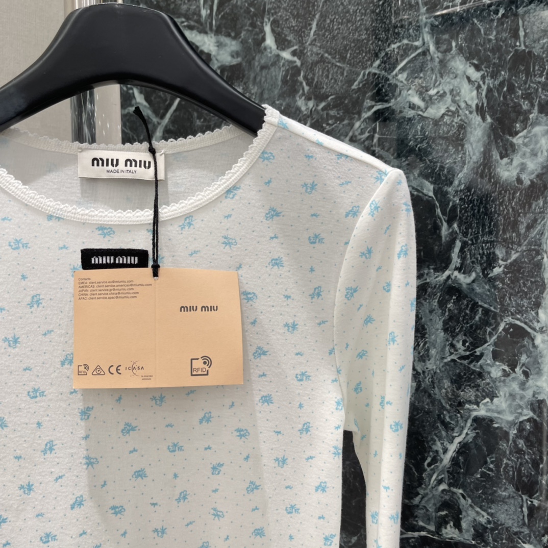 Miu 25秋冬新款 花边碎花边长袖裙 蓝色小碎花图案，清新简约超适合夏天!圆领配蕾丝边，细节满分。正面