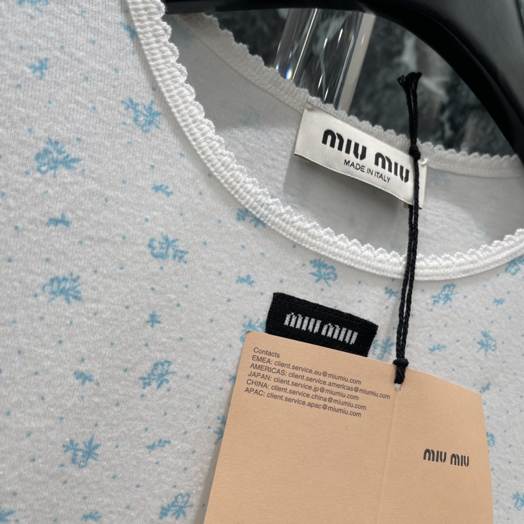 Miu 25秋冬新款 花边碎花边长袖裙 蓝色小碎花图案，清新简约超适合夏天!圆领配蕾丝边，细节满分。正面