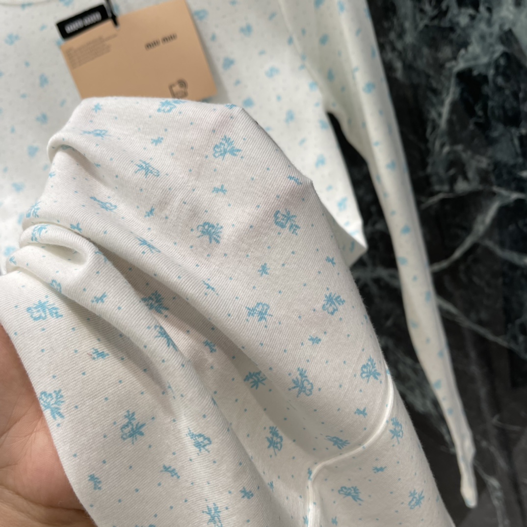 Miu 25秋冬新款 花边碎花边长袖裙 蓝色小碎花图案，清新简约超适合夏天!圆领配蕾丝边，细节满分。正面