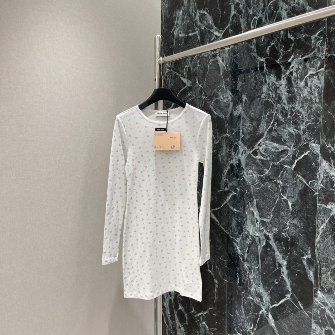 Miu 25秋冬新款 花边碎花边长袖裙 蓝色小碎花图案，清新简约超适合夏天!圆领配蕾丝边，细节满分。正面