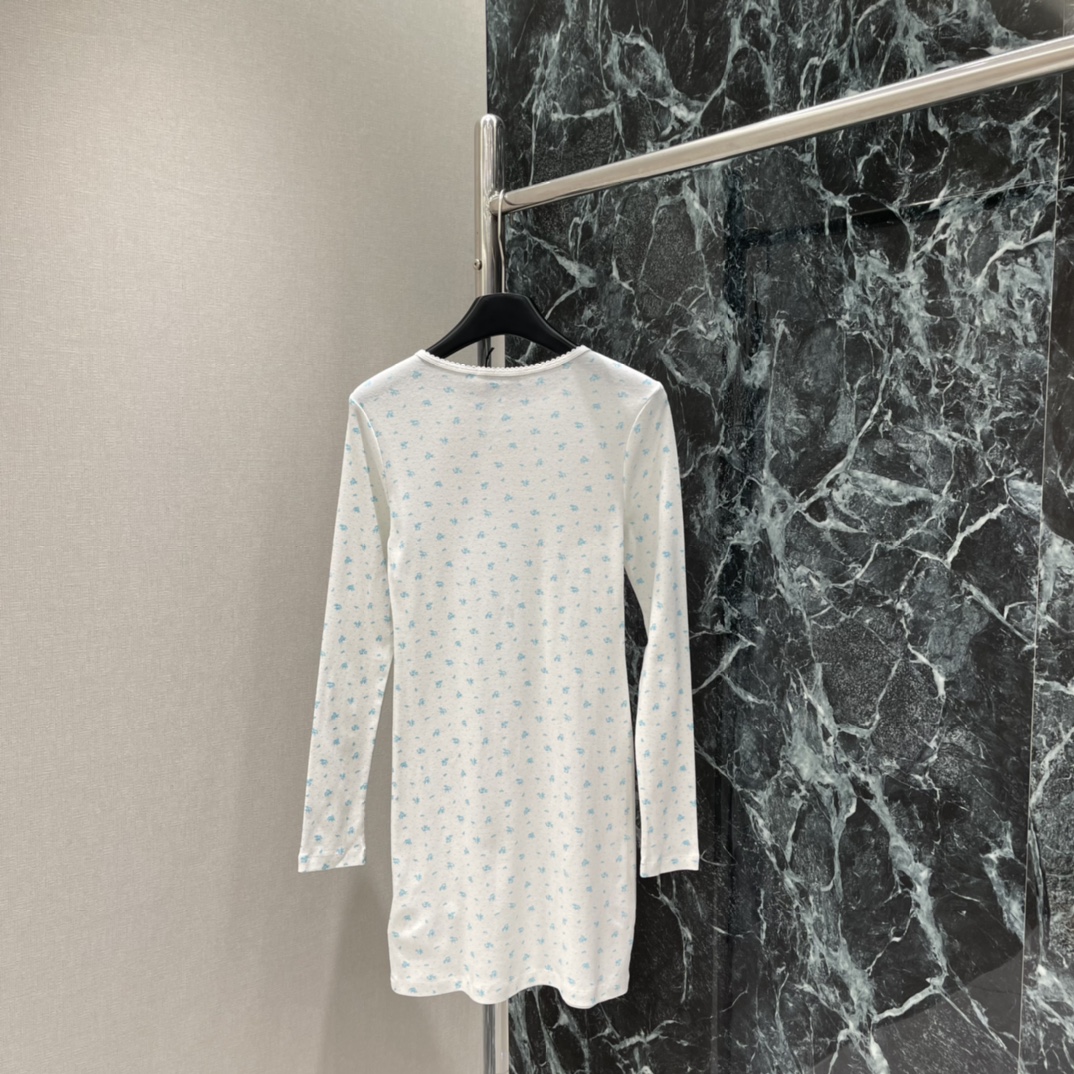 Miu 25秋冬新款 花边碎花边长袖裙 蓝色小碎花图案，清新简约超适合夏天!圆领配蕾丝边，细节满分。正面