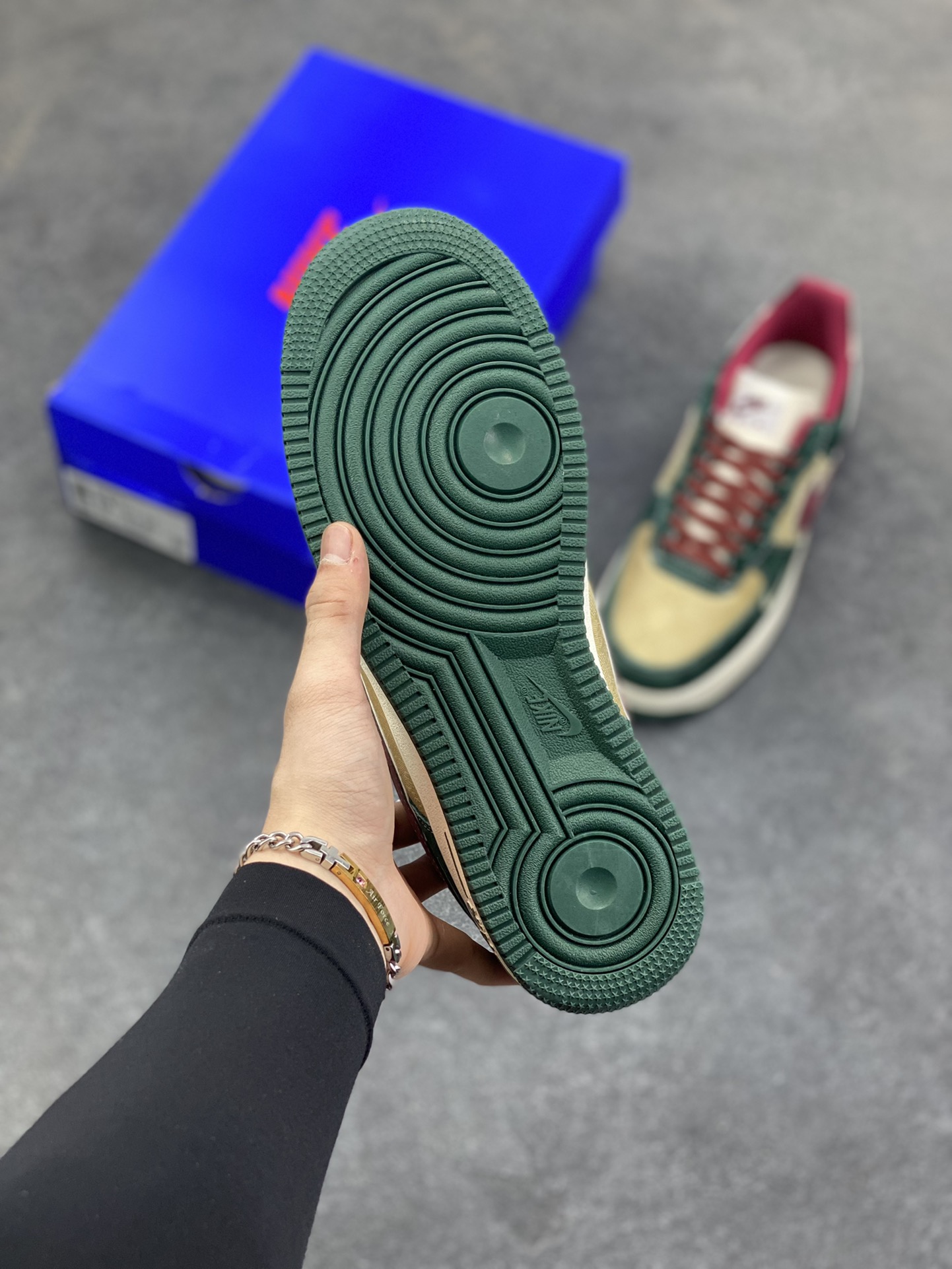 图片[5]-NIke Air Force 1 \’07 Low “古驰联名——卡其朱砂勾”空军一号 低帮 运动鞋 休闲鞋 折边针车 工艺难度大 原楦头原纸板 原装鞋盒 定制五金配件 内置全掌气垫 原厂鞋底 货号：SY1388-007 尺码：36 36.5 37.5 38 38.5 39 40 40.5 41 42 42.5 43 44 44.5 45-选品中心