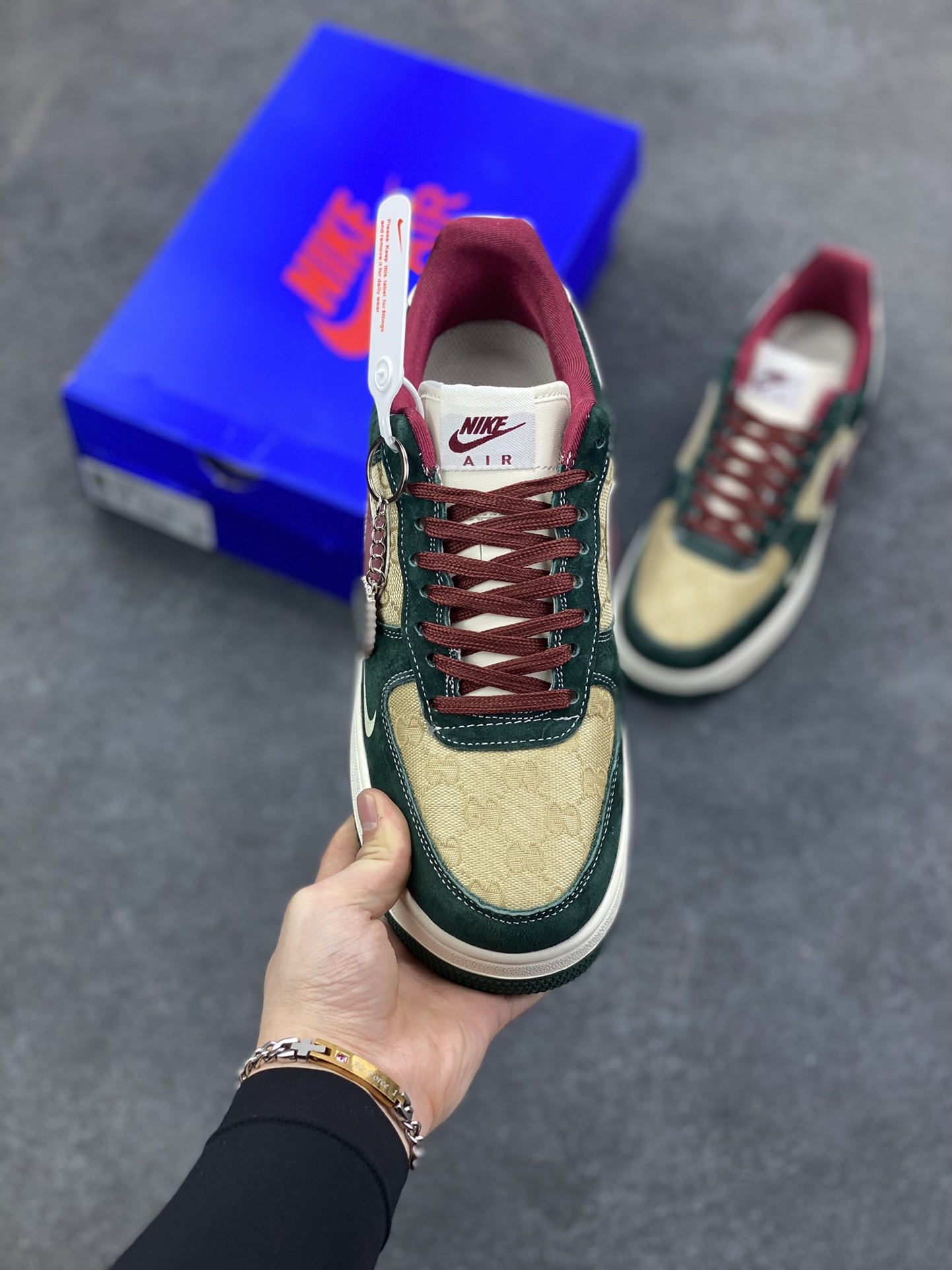 图片[2]-NIke Air Force 1 \’07 Low “古驰联名——卡其朱砂勾”空军一号 低帮 运动鞋 休闲鞋 折边针车 工艺难度大 原楦头原纸板 原装鞋盒 定制五金配件 内置全掌气垫 原厂鞋底 货号：SY1388-007 尺码：36 36.5 37.5 38 38.5 39 40 40.5 41 42 42.5 43 44 44.5 45-选品中心