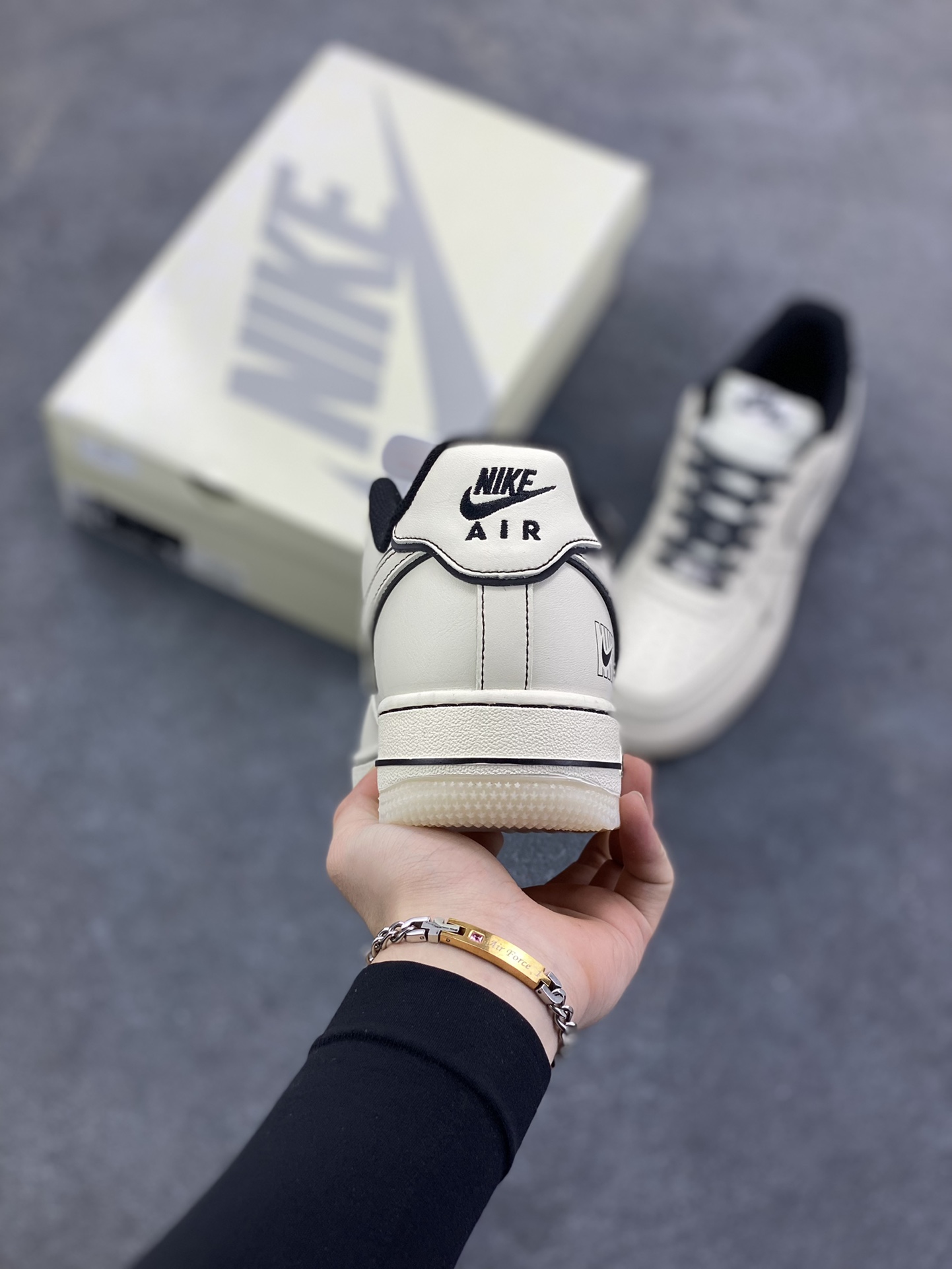 图片[4]-NIke Air Force 1 \’07 Low “NIKE——米黑兔八哥水晶底”空军一号 低帮 运动鞋 休闲鞋 折边针车 工艺难度大 原楦头原纸板 原装鞋盒 定制五金配件 内置全掌气垫 原厂鞋底 货号：SM6668-115 尺码：36 36.5 37.5 38 38.5 39 40 40.5 41 42 42.5 43 44 44.5 45-选品中心