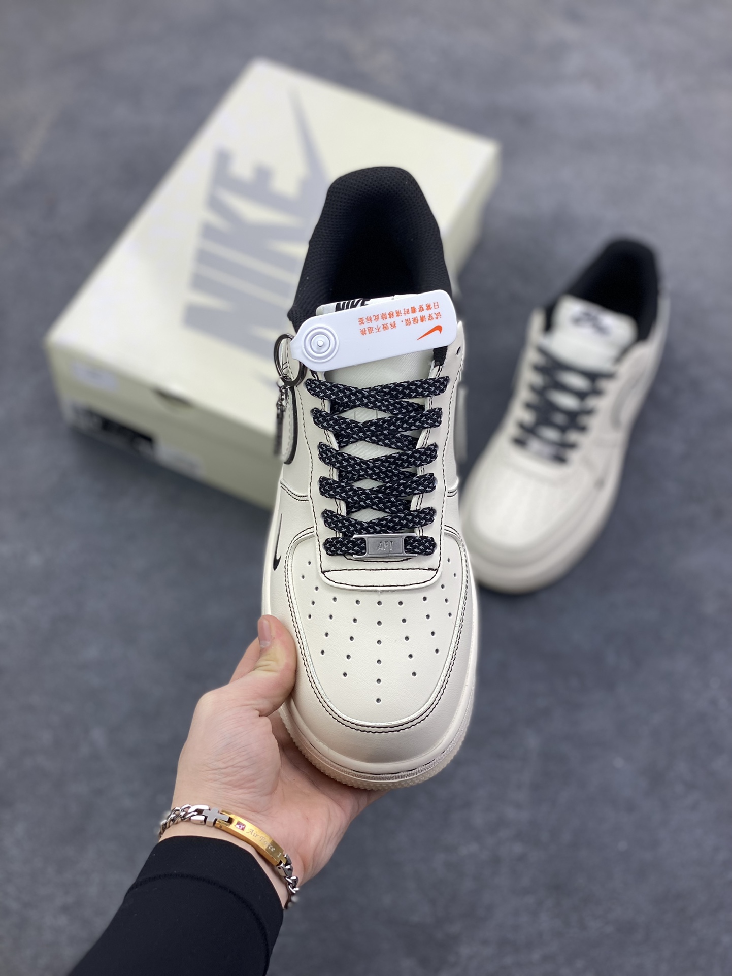 图片[2]-NIke Air Force 1 \’07 Low “NIKE——米黑兔八哥水晶底”空军一号 低帮 运动鞋 休闲鞋 折边针车 工艺难度大 原楦头原纸板 原装鞋盒 定制五金配件 内置全掌气垫 原厂鞋底 货号：SM6668-115 尺码：36 36.5 37.5 38 38.5 39 40 40.5 41 42 42.5 43 44 44.5 45-选品中心