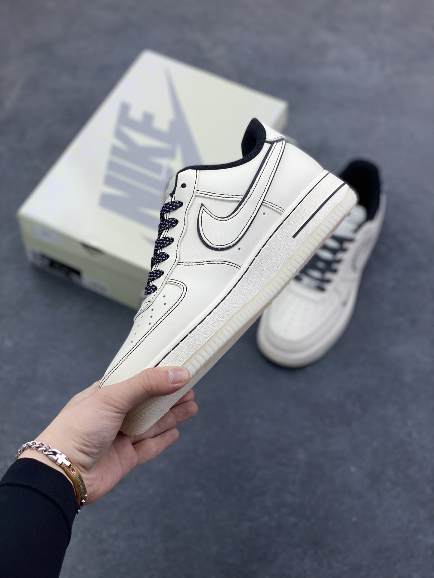 图片[3]-NIke Air Force 1 \’07 Low “NIKE——米黑兔八哥水晶底”空军一号 低帮 运动鞋 休闲鞋 折边针车 工艺难度大 原楦头原纸板 原装鞋盒 定制五金配件 内置全掌气垫 原厂鞋底 货号：SM6668-115 尺码：36 36.5 37.5 38 38.5 39 40 40.5 41 42 42.5 43 44 44.5 45-选品中心