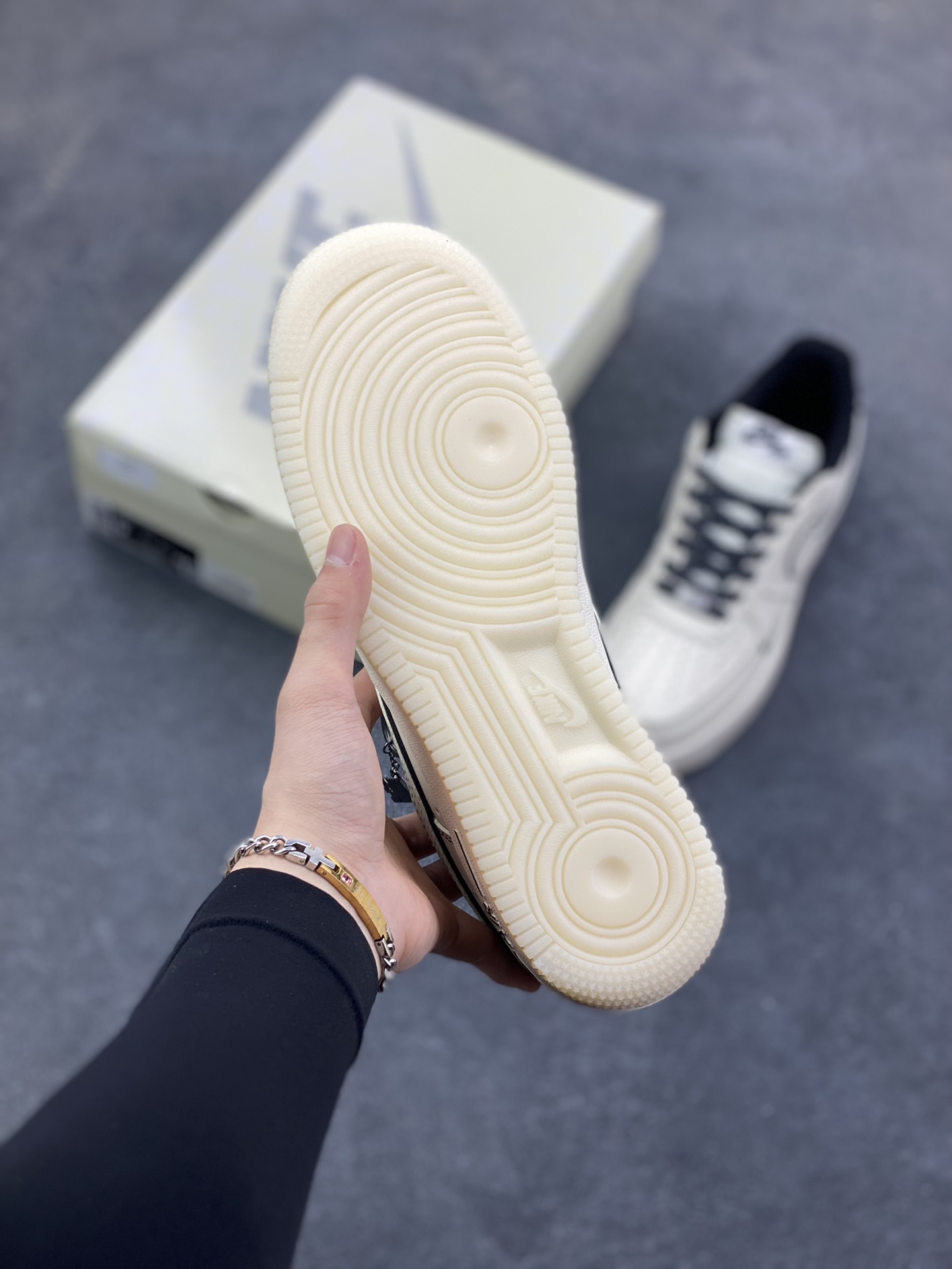 图片[5]-NIke Air Force 1 \’07 Low “NIKE——米黑兔八哥水晶底”空军一号 低帮 运动鞋 休闲鞋 折边针车 工艺难度大 原楦头原纸板 原装鞋盒 定制五金配件 内置全掌气垫 原厂鞋底 货号：SM6668-115 尺码：36 36.5 37.5 38 38.5 39 40 40.5 41 42 42.5 43 44 44.5 45-选品中心
