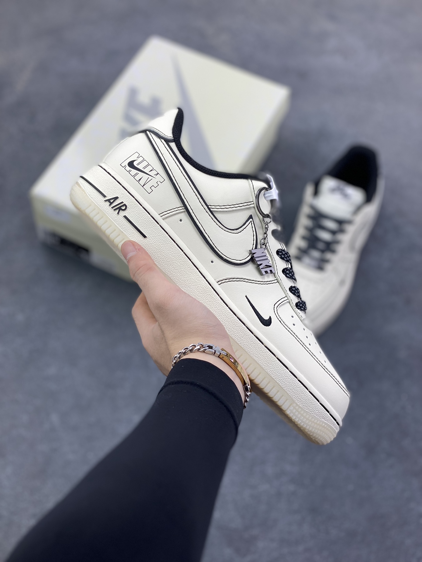 NIke Air Force 1 \'07 Low “NIKE——米黑兔八哥水晶底”空军一号 低帮 运动鞋 休闲鞋 折边针车 工艺难度大 原楦头原纸板 原装鞋盒 定制五金配件 内置全掌气垫 原厂鞋底 货号：SM6668-115 尺码：36 36.5 37.5 38 38.5 39 40 40.5 41 42 42.5 43 44 44.5 45-选品中心