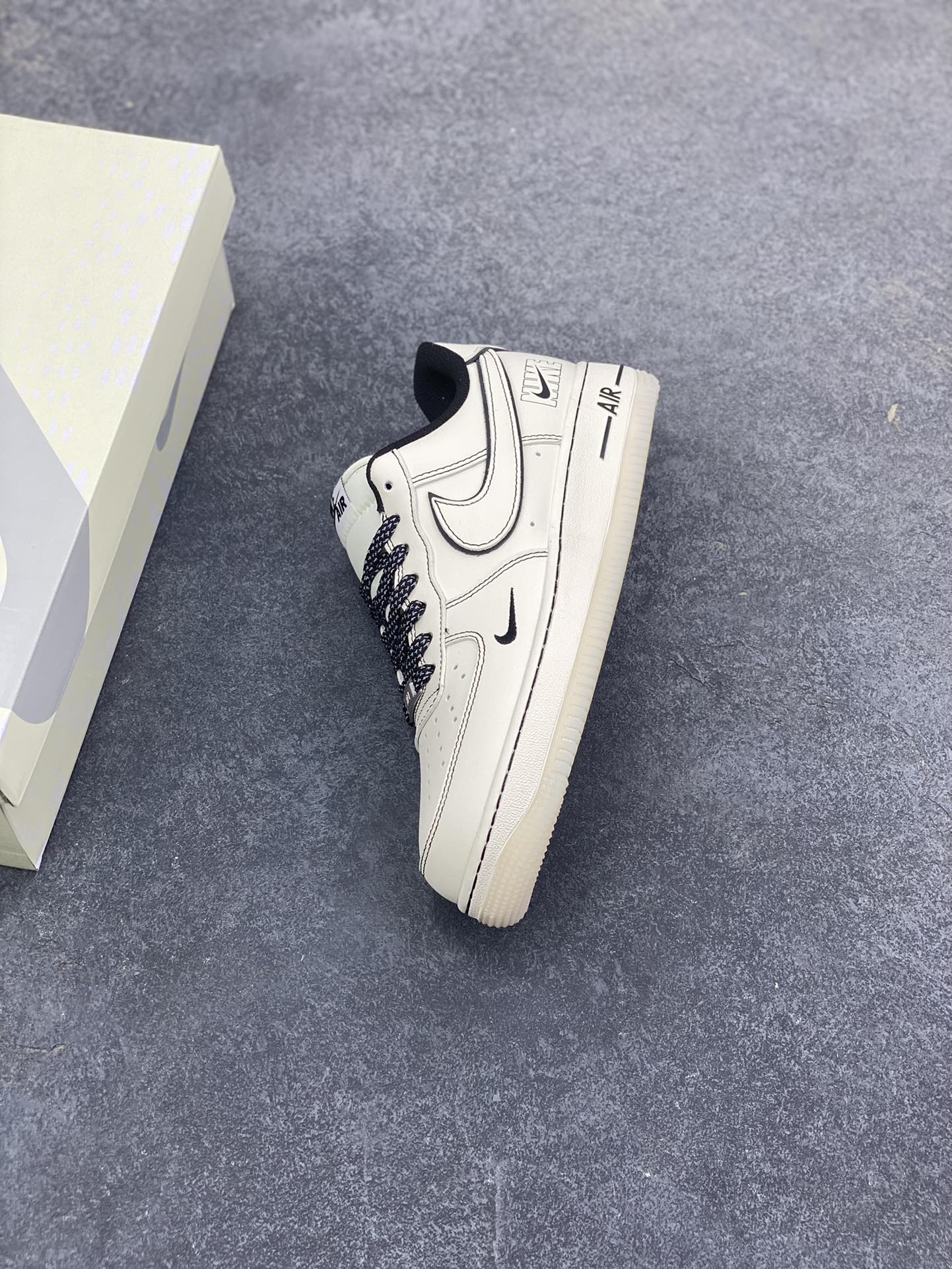 图片[7]-NIke Air Force 1 \’07 Low “NIKE——米黑兔八哥水晶底”空军一号 低帮 运动鞋 休闲鞋 折边针车 工艺难度大 原楦头原纸板 原装鞋盒 定制五金配件 内置全掌气垫 原厂鞋底 货号：SM6668-115 尺码：36 36.5 37.5 38 38.5 39 40 40.5 41 42 42.5 43 44 44.5 45-选品中心