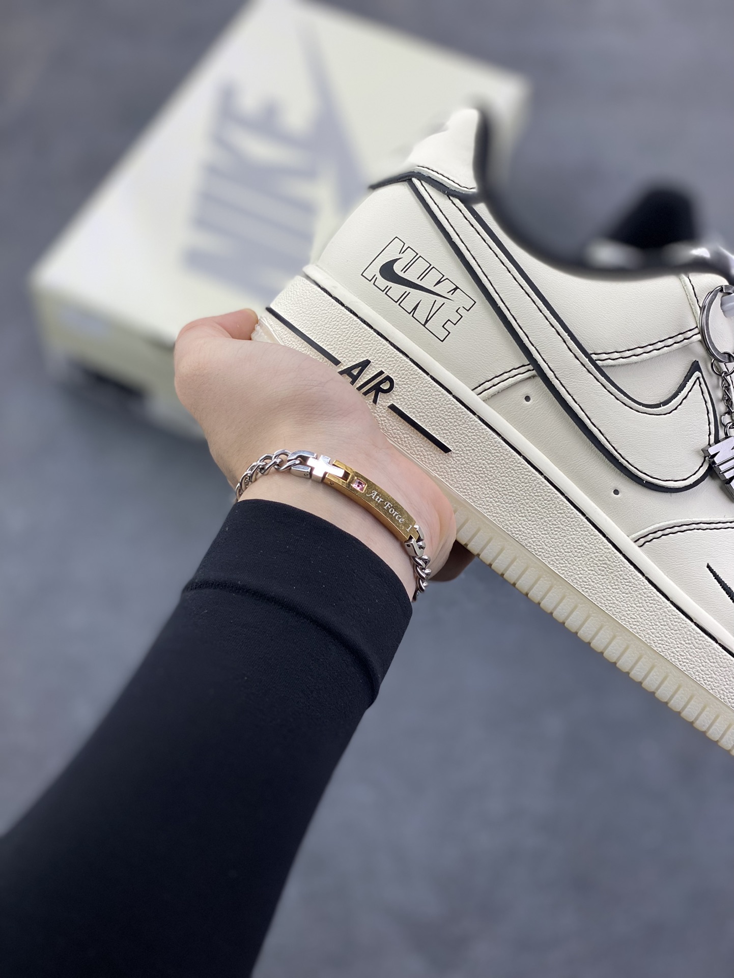 图片[6]-NIke Air Force 1 \’07 Low “NIKE——米黑兔八哥水晶底”空军一号 低帮 运动鞋 休闲鞋 折边针车 工艺难度大 原楦头原纸板 原装鞋盒 定制五金配件 内置全掌气垫 原厂鞋底 货号：SM6668-115 尺码：36 36.5 37.5 38 38.5 39 40 40.5 41 42 42.5 43 44 44.5 45-选品中心