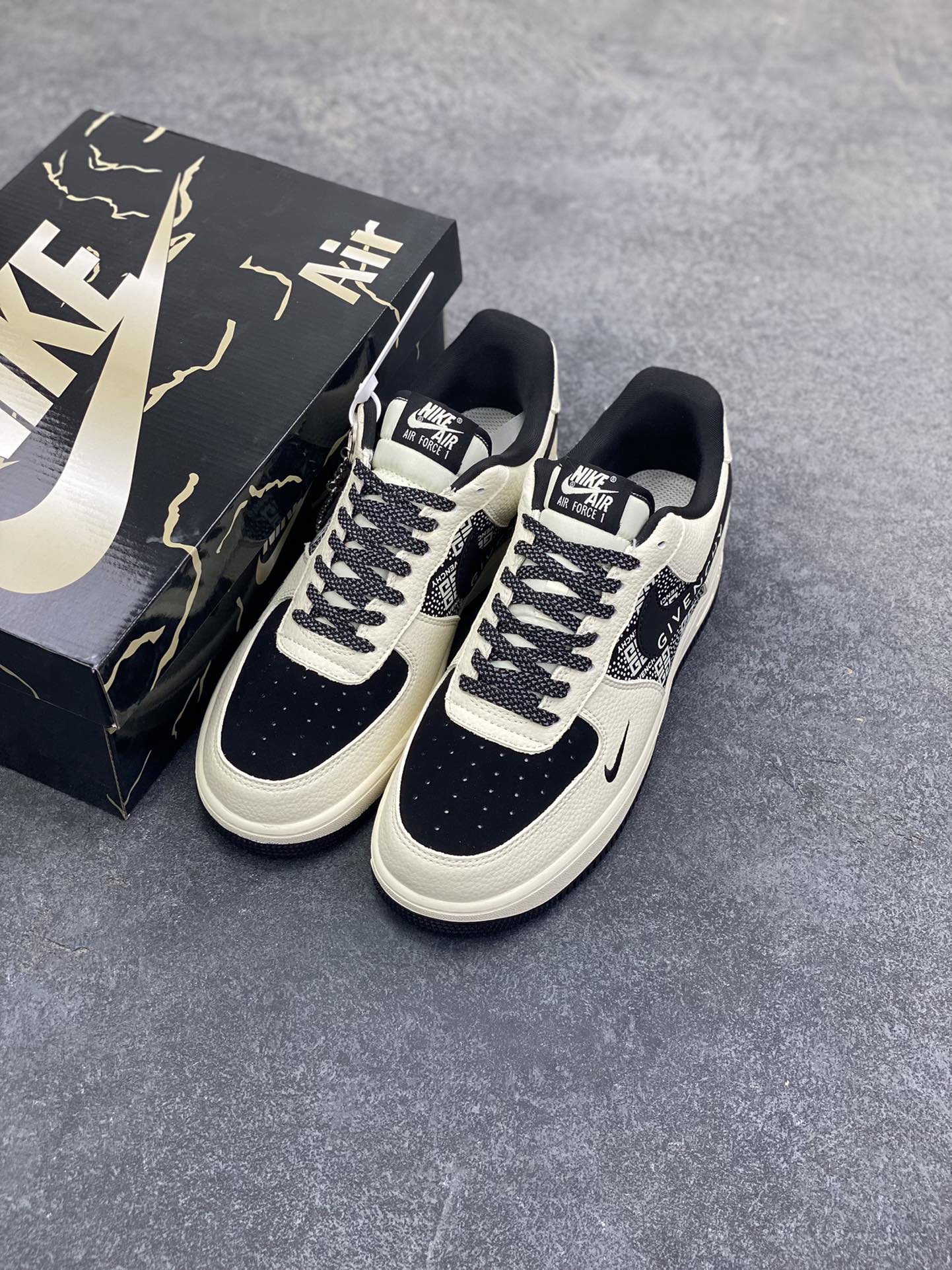 图片[8]-Nike Air Force 1 \’07 Low “纪梵希联名——印字米黑勾”空军一号 高端定制 低帮 运动鞋 休闲鞋 折边针车 工艺难度大 原楦头原纸板 原装鞋盒 定制五金配件 内置全掌气垫 原厂鞋底 货号：KJ1688-021 尺码：36 36.5 37.5 38 38.5 39 40 40.5 41 42 42.5 43 44 44.5 45-选品中心