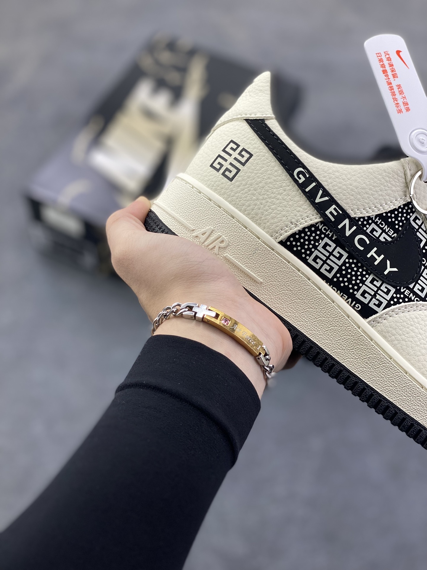 图片[6]-Nike Air Force 1 \’07 Low “纪梵希联名——印字米黑勾”空军一号 高端定制 低帮 运动鞋 休闲鞋 折边针车 工艺难度大 原楦头原纸板 原装鞋盒 定制五金配件 内置全掌气垫 原厂鞋底 货号：KJ1688-021 尺码：36 36.5 37.5 38 38.5 39 40 40.5 41 42 42.5 43 44 44.5 45-选品中心
