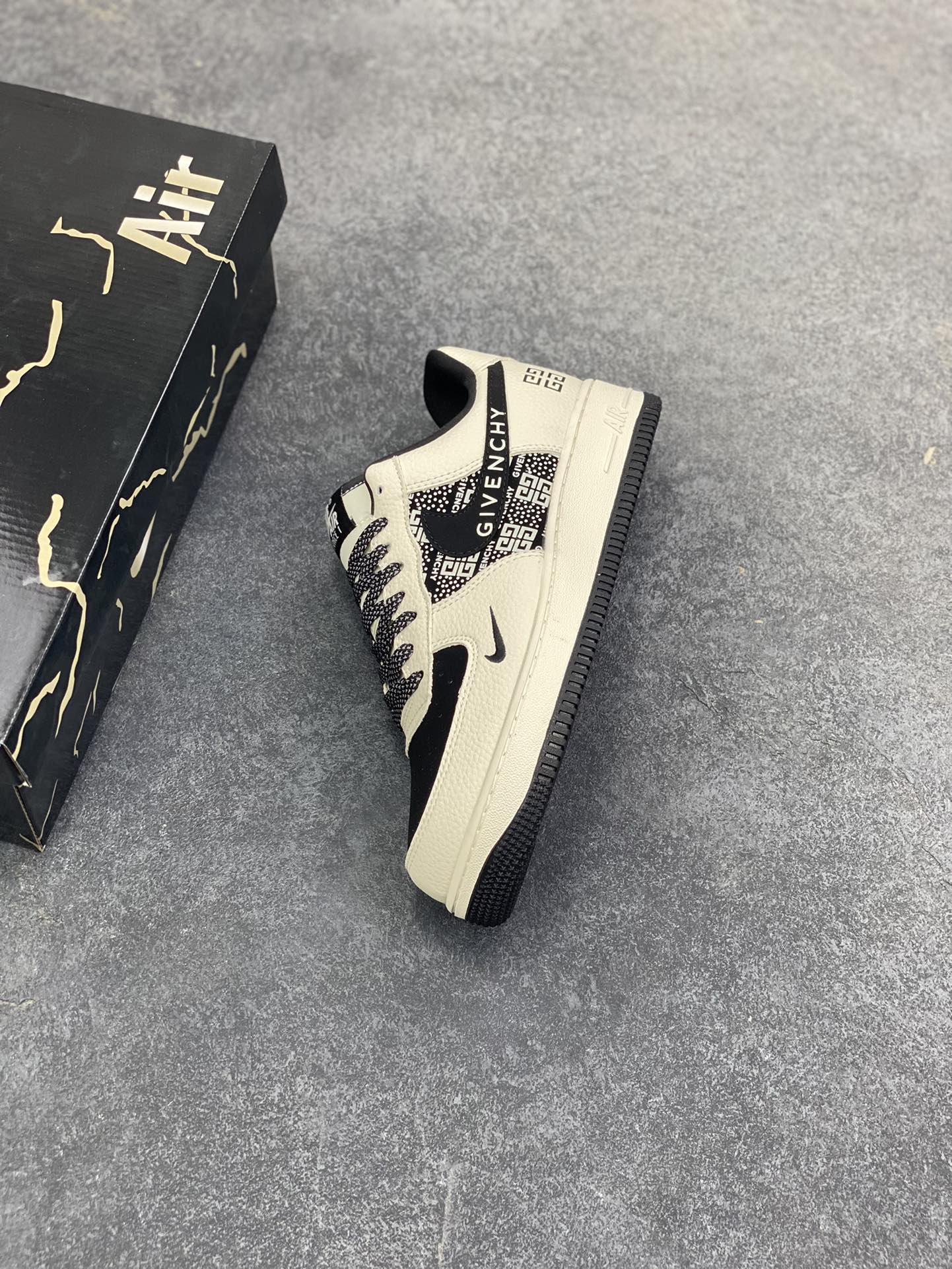 图片[7]-Nike Air Force 1 \’07 Low “纪梵希联名——印字米黑勾”空军一号 高端定制 低帮 运动鞋 休闲鞋 折边针车 工艺难度大 原楦头原纸板 原装鞋盒 定制五金配件 内置全掌气垫 原厂鞋底 货号：KJ1688-021 尺码：36 36.5 37.5 38 38.5 39 40 40.5 41 42 42.5 43 44 44.5 45-选品中心