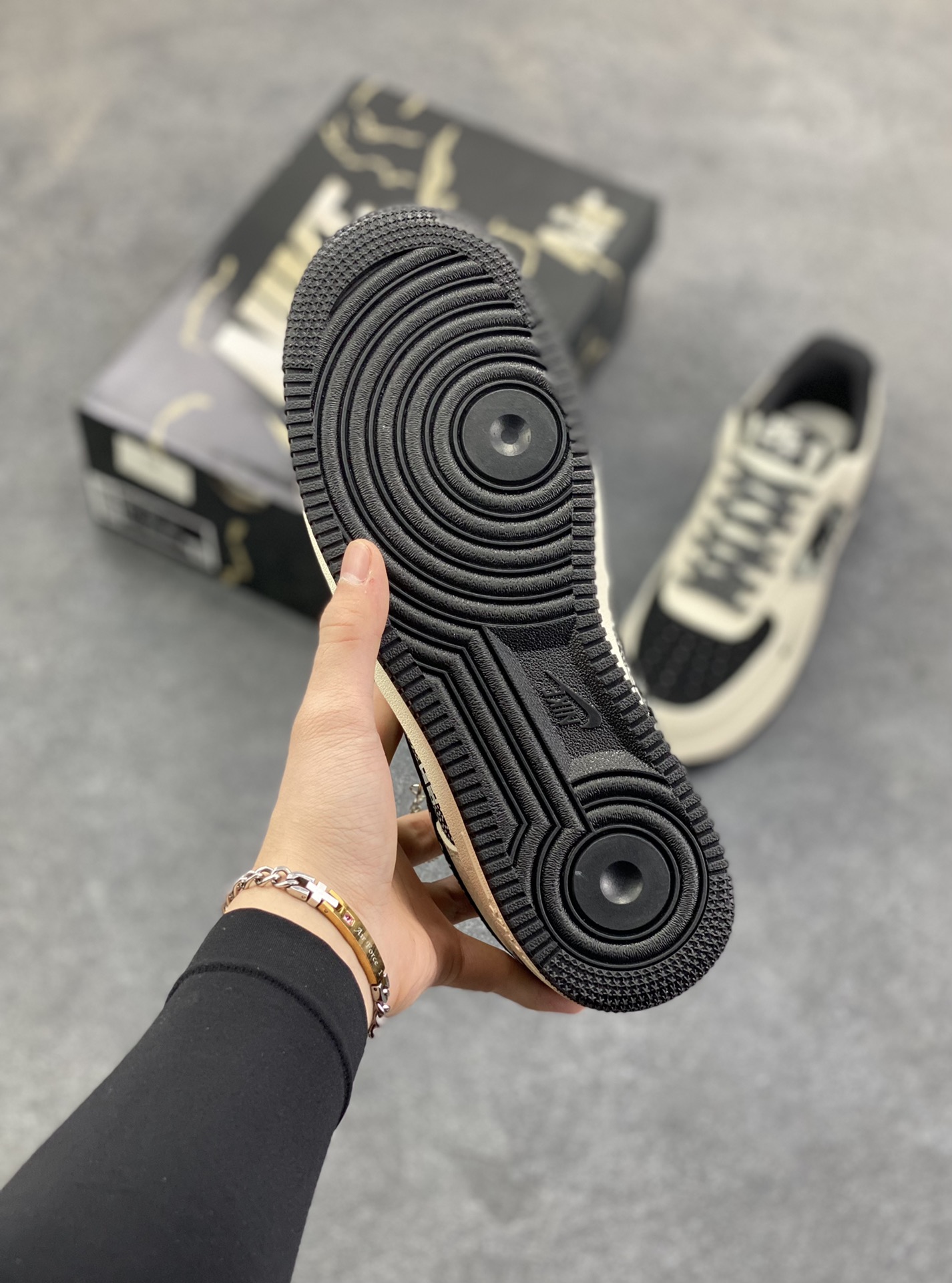 图片[5]-Nike Air Force 1 \’07 Low “纪梵希联名——印字米黑勾”空军一号 高端定制 低帮 运动鞋 休闲鞋 折边针车 工艺难度大 原楦头原纸板 原装鞋盒 定制五金配件 内置全掌气垫 原厂鞋底 货号：KJ1688-021 尺码：36 36.5 37.5 38 38.5 39 40 40.5 41 42 42.5 43 44 44.5 45-选品中心