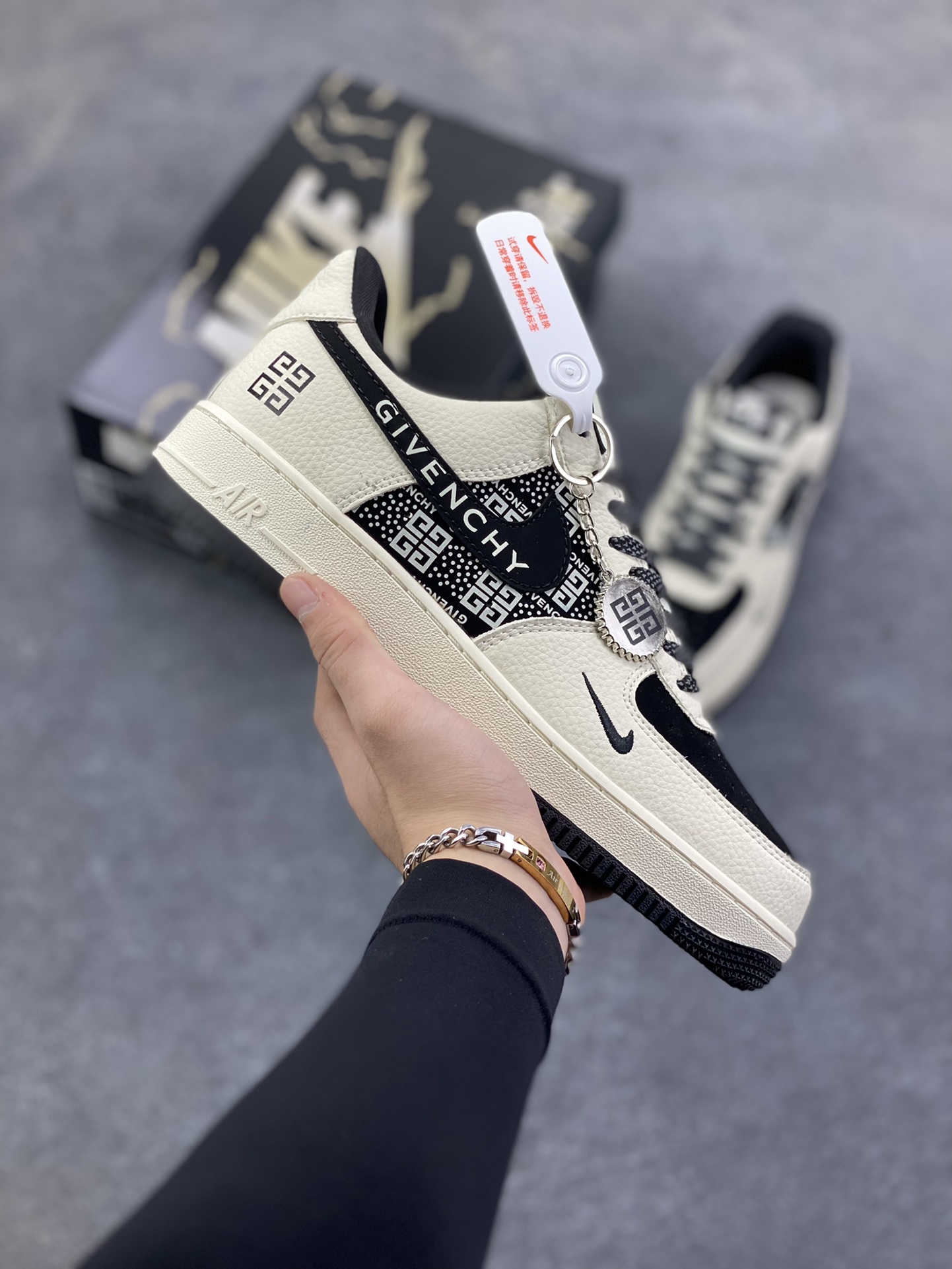 Nike Air Force 1 \'07 Low “纪梵希联名——印字米黑勾”空军一号 高端定制 低帮 运动鞋 休闲鞋 折边针车 工艺难度大 原楦头原纸板 原装鞋盒 定制五金配件 内置全掌气垫 原厂鞋底 货号：KJ1688-021 尺码：36 36.5 37.5 38 38.5 39 40 40.5 41 42 42.5 43 44 44.5 45-选品中心