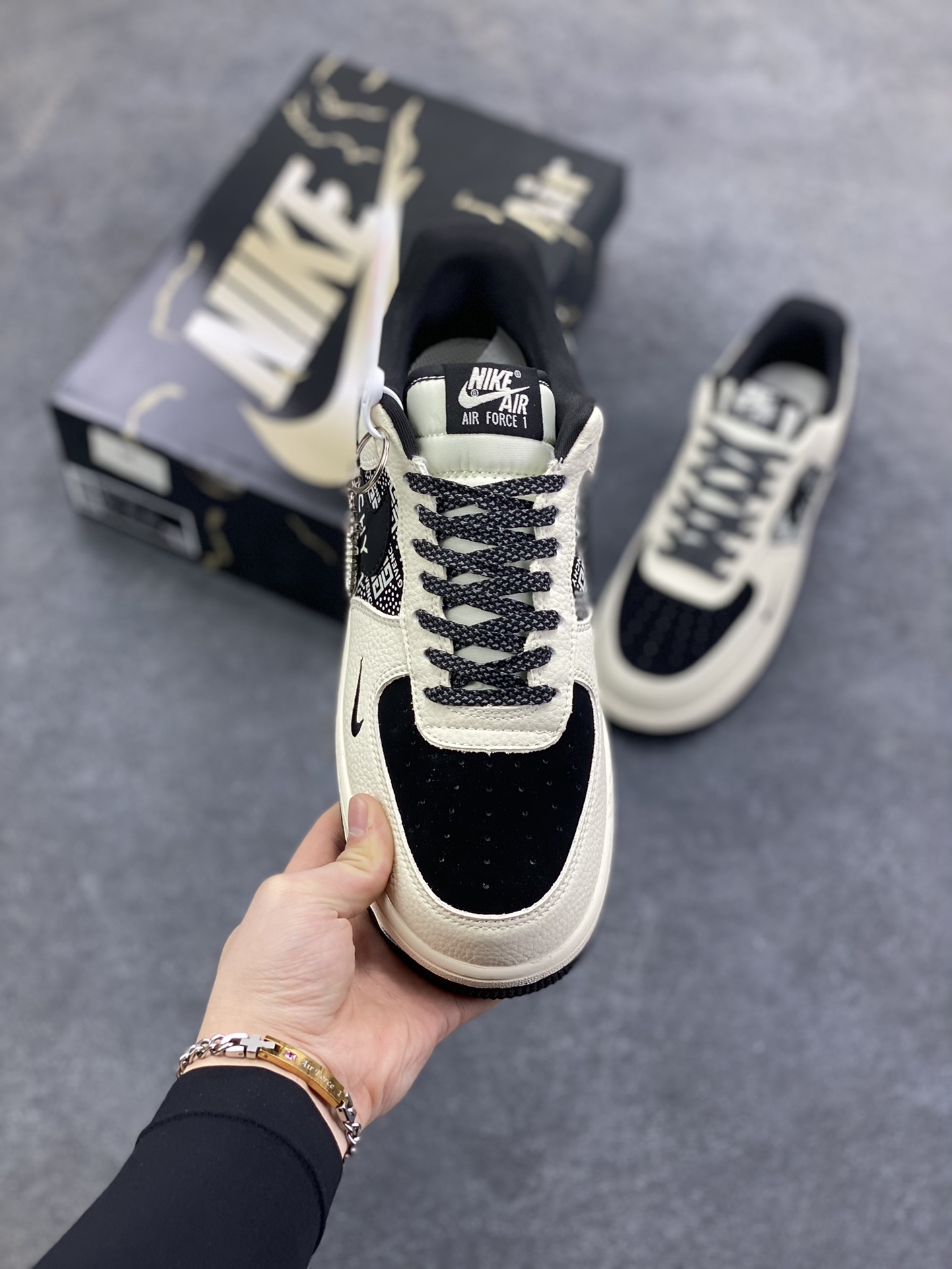图片[2]-Nike Air Force 1 \’07 Low “纪梵希联名——印字米黑勾”空军一号 高端定制 低帮 运动鞋 休闲鞋 折边针车 工艺难度大 原楦头原纸板 原装鞋盒 定制五金配件 内置全掌气垫 原厂鞋底 货号：KJ1688-021 尺码：36 36.5 37.5 38 38.5 39 40 40.5 41 42 42.5 43 44 44.5 45-选品中心