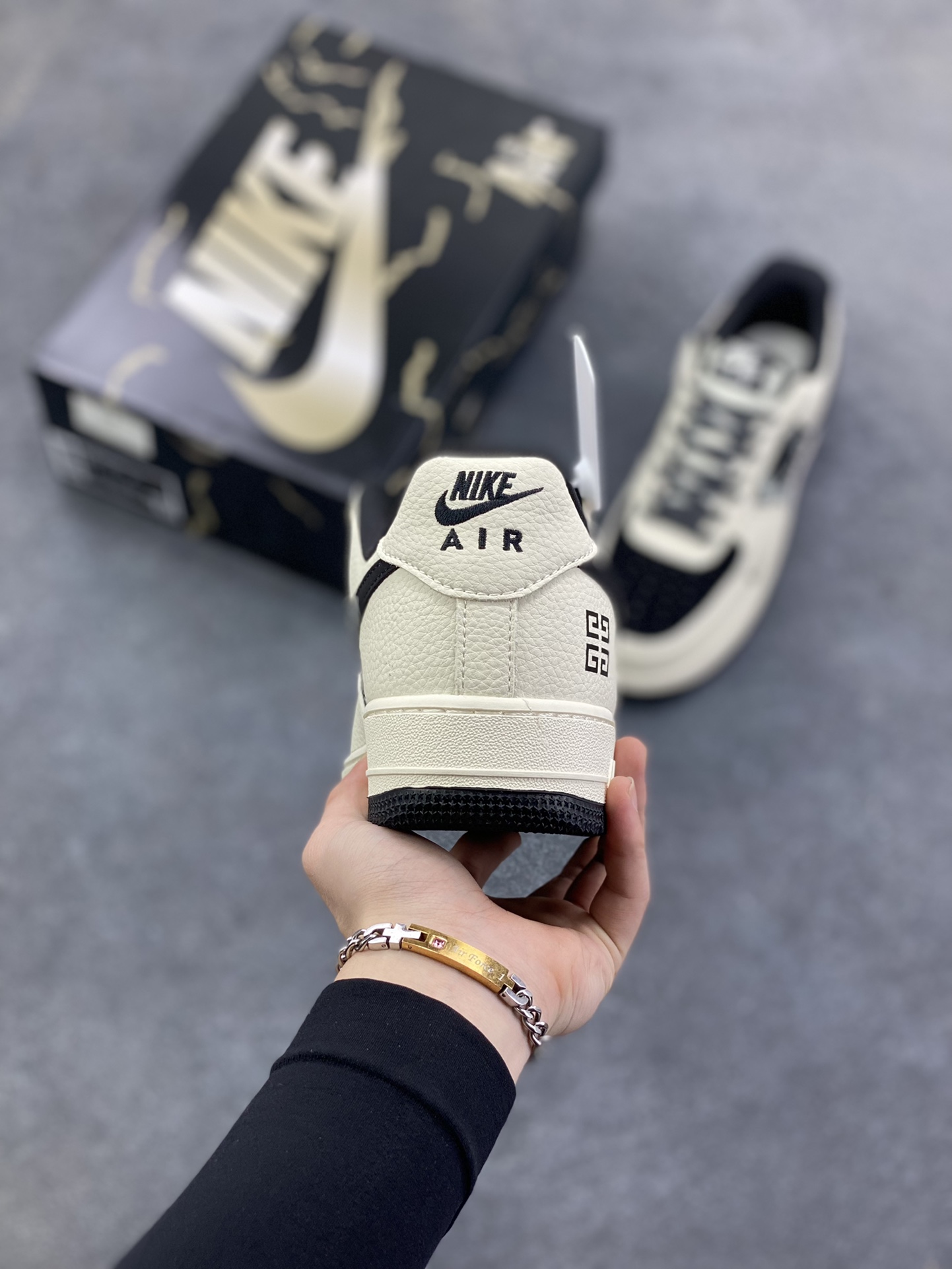 图片[4]-Nike Air Force 1 \’07 Low “纪梵希联名——印字米黑勾”空军一号 高端定制 低帮 运动鞋 休闲鞋 折边针车 工艺难度大 原楦头原纸板 原装鞋盒 定制五金配件 内置全掌气垫 原厂鞋底 货号：KJ1688-021 尺码：36 36.5 37.5 38 38.5 39 40 40.5 41 42 42.5 43 44 44.5 45-选品中心