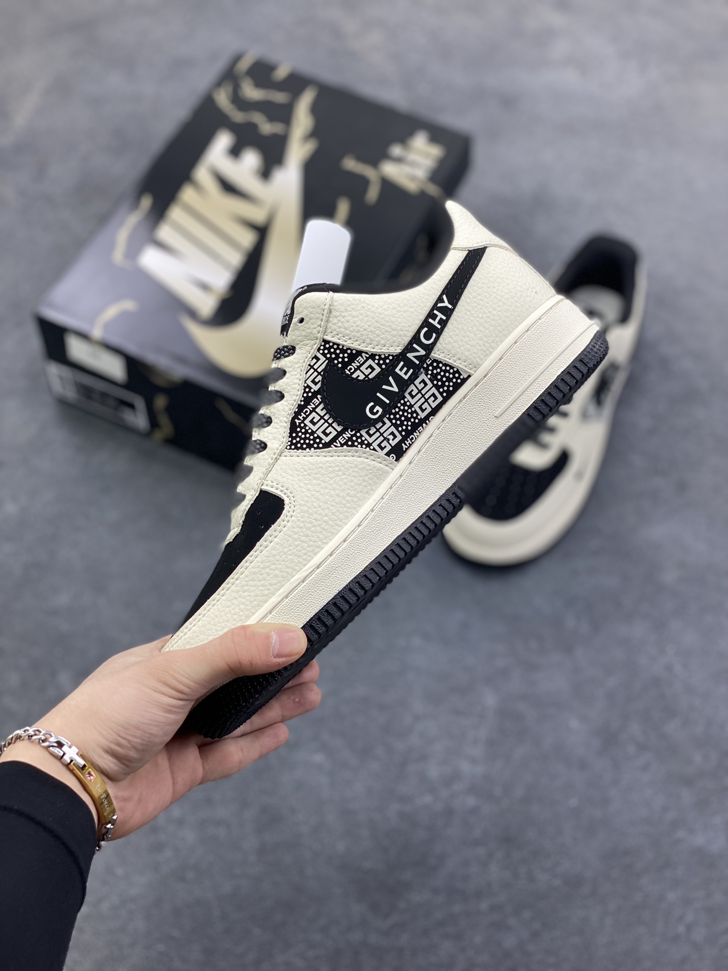 图片[3]-Nike Air Force 1 \’07 Low “纪梵希联名——印字米黑勾”空军一号 高端定制 低帮 运动鞋 休闲鞋 折边针车 工艺难度大 原楦头原纸板 原装鞋盒 定制五金配件 内置全掌气垫 原厂鞋底 货号：KJ1688-021 尺码：36 36.5 37.5 38 38.5 39 40 40.5 41 42 42.5 43 44 44.5 45-选品中心