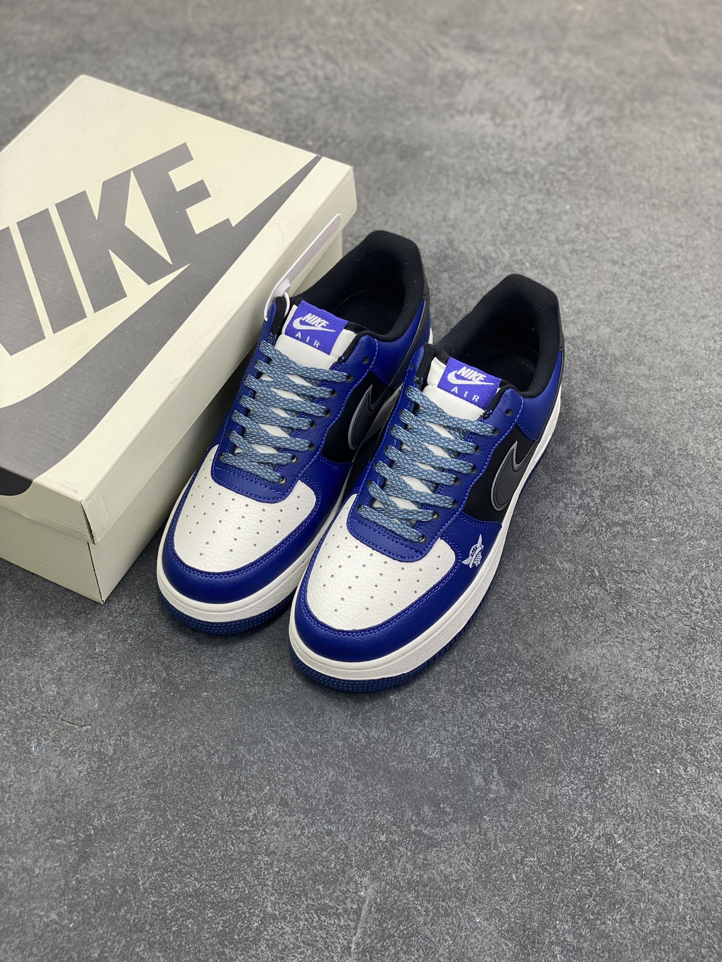 图片[8]-Nike Air Force 1 \’07 Low “北面联名 古驰联名——白蓝黑”空军一号 高端定制 低帮 运动鞋 休闲鞋 折边针车 工艺难度大 原楦头原纸板 原装鞋盒 定制五金配件 内置全掌气垫 原厂鞋底 货号：XJ9168-001 尺码：36 36.5 37.5 38 38.5 39 40 40.5 41 42 42.5 43 44 44.5 45-选品中心