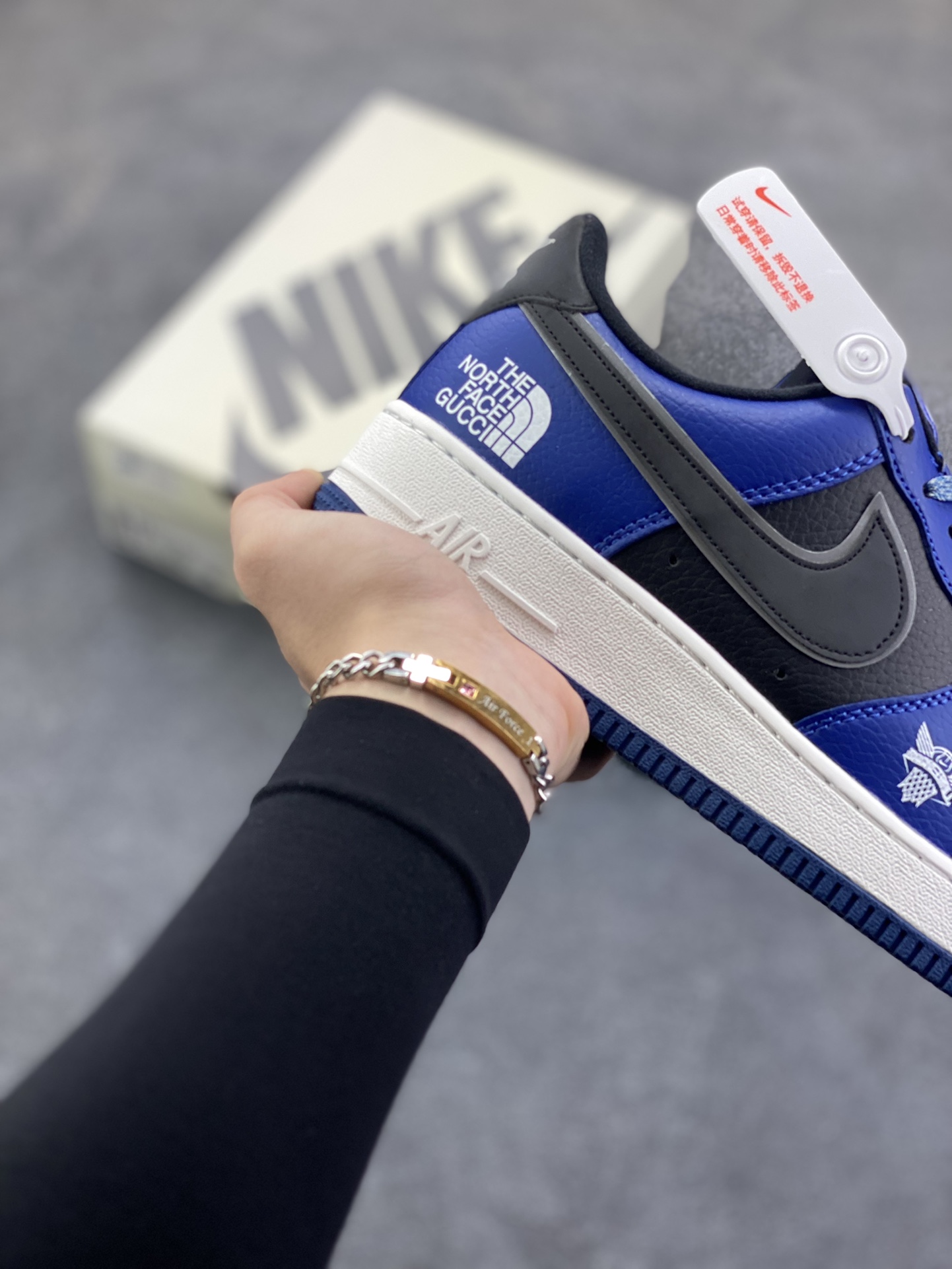 图片[6]-Nike Air Force 1 \’07 Low “北面联名 古驰联名——白蓝黑”空军一号 高端定制 低帮 运动鞋 休闲鞋 折边针车 工艺难度大 原楦头原纸板 原装鞋盒 定制五金配件 内置全掌气垫 原厂鞋底 货号：XJ9168-001 尺码：36 36.5 37.5 38 38.5 39 40 40.5 41 42 42.5 43 44 44.5 45-选品中心