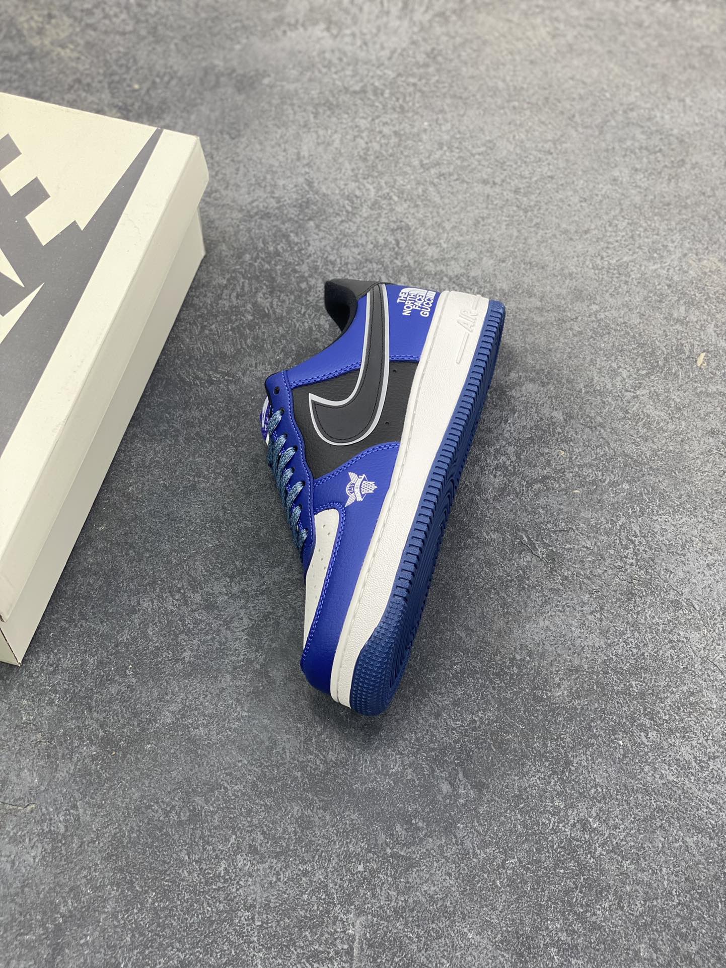 图片[7]-Nike Air Force 1 \’07 Low “北面联名 古驰联名——白蓝黑”空军一号 高端定制 低帮 运动鞋 休闲鞋 折边针车 工艺难度大 原楦头原纸板 原装鞋盒 定制五金配件 内置全掌气垫 原厂鞋底 货号：XJ9168-001 尺码：36 36.5 37.5 38 38.5 39 40 40.5 41 42 42.5 43 44 44.5 45-选品中心