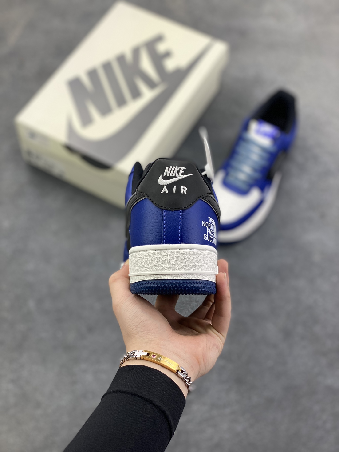 图片[4]-Nike Air Force 1 \’07 Low “北面联名 古驰联名——白蓝黑”空军一号 高端定制 低帮 运动鞋 休闲鞋 折边针车 工艺难度大 原楦头原纸板 原装鞋盒 定制五金配件 内置全掌气垫 原厂鞋底 货号：XJ9168-001 尺码：36 36.5 37.5 38 38.5 39 40 40.5 41 42 42.5 43 44 44.5 45-选品中心