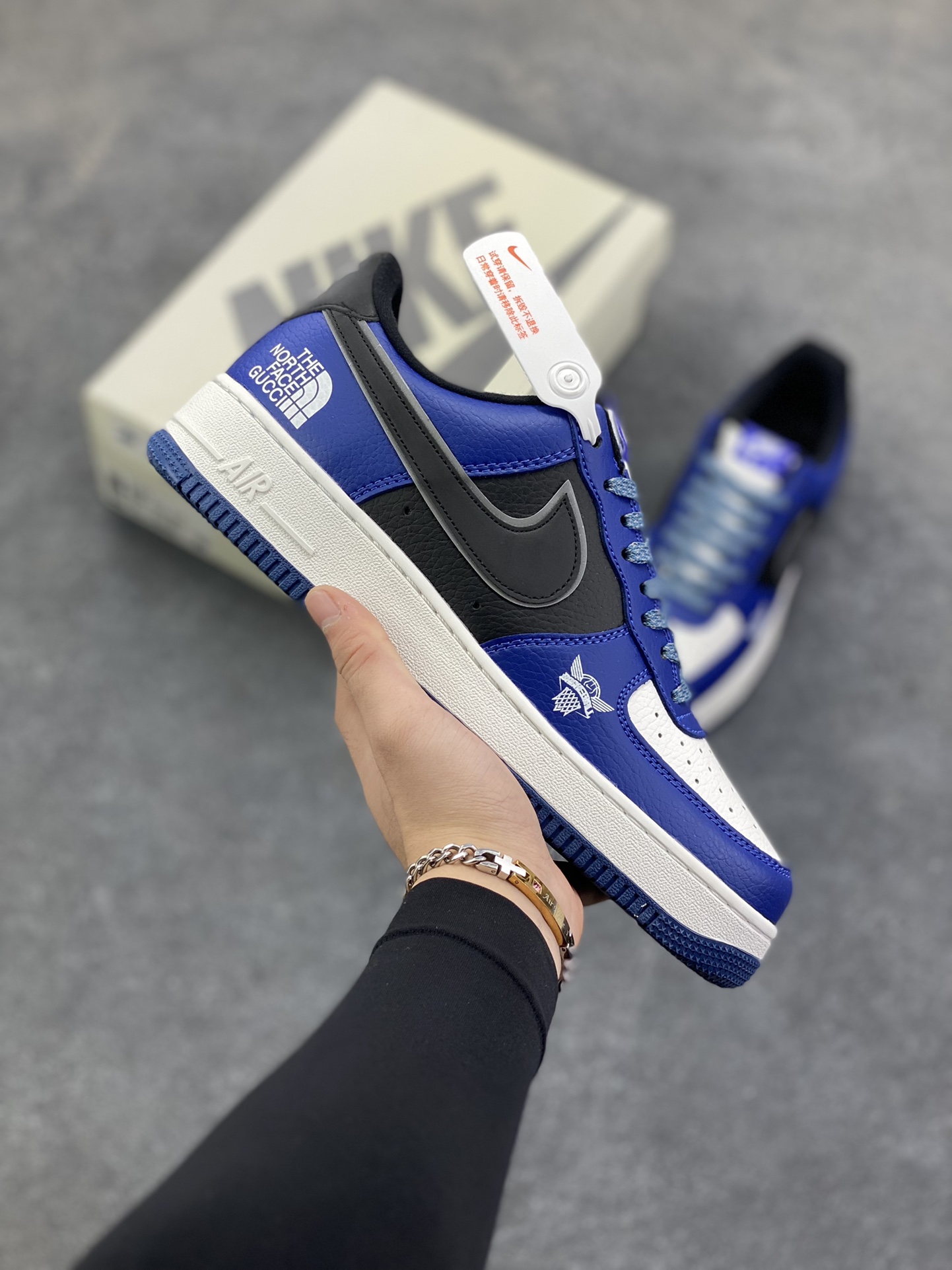 Nike Air Force 1 \’07 Low “北面联名 古驰联名——白蓝黑”空军一号 高端定制 低帮 运动鞋 休闲鞋 折边针车 工艺难度大 原楦头原纸板 原装鞋盒 定制五金配件 内置全掌气垫 原厂鞋底 货号：XJ9168-001 尺码：36 36.5 37.5 38 38.5 39 40 40.5 41 42 42.5 43 44 44.5 45-选品中心