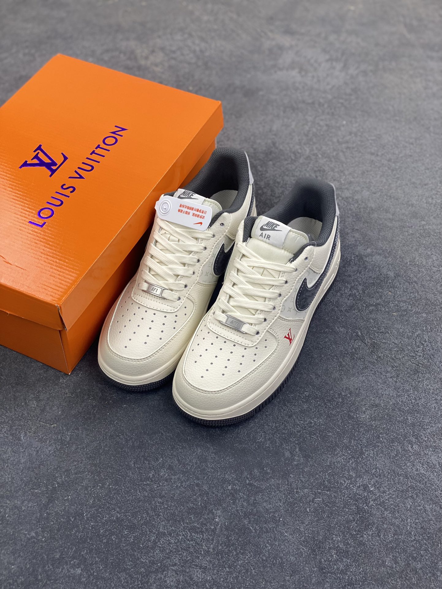 图片[8]-Nike Air Force 1 \’07 Low “LV联名——印花米灰勾”空军一号 高端定制 低帮 运动鞋 休闲鞋 折边针车 工艺难度大 原楦头原纸板 原装鞋盒 定制五金配件 内置全掌气垫 原厂鞋底 货号：MZ9588-811 尺码：36 36.5 37.5 38 38.5 39 40 40.5 41 42 42.5 43 44 44.5 45-选品中心