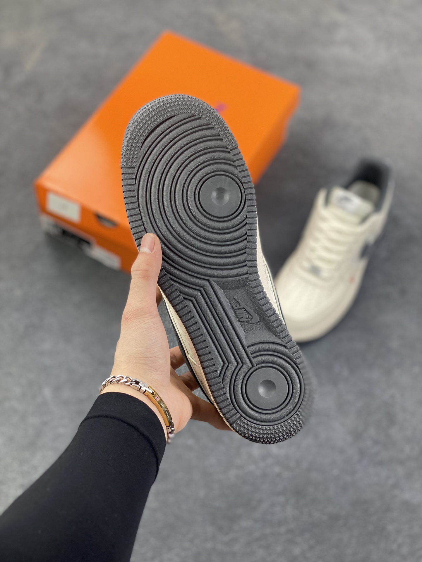 图片[5]-Nike Air Force 1 \’07 Low “LV联名——印花米灰勾”空军一号 高端定制 低帮 运动鞋 休闲鞋 折边针车 工艺难度大 原楦头原纸板 原装鞋盒 定制五金配件 内置全掌气垫 原厂鞋底 货号：MZ9588-811 尺码：36 36.5 37.5 38 38.5 39 40 40.5 41 42 42.5 43 44 44.5 45-选品中心