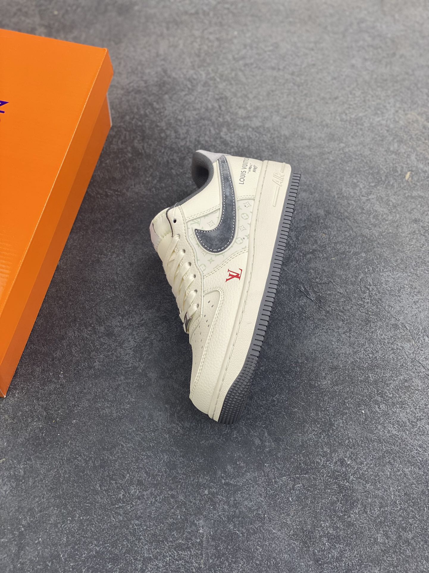 图片[7]-Nike Air Force 1 \’07 Low “LV联名——印花米灰勾”空军一号 高端定制 低帮 运动鞋 休闲鞋 折边针车 工艺难度大 原楦头原纸板 原装鞋盒 定制五金配件 内置全掌气垫 原厂鞋底 货号：MZ9588-811 尺码：36 36.5 37.5 38 38.5 39 40 40.5 41 42 42.5 43 44 44.5 45-选品中心