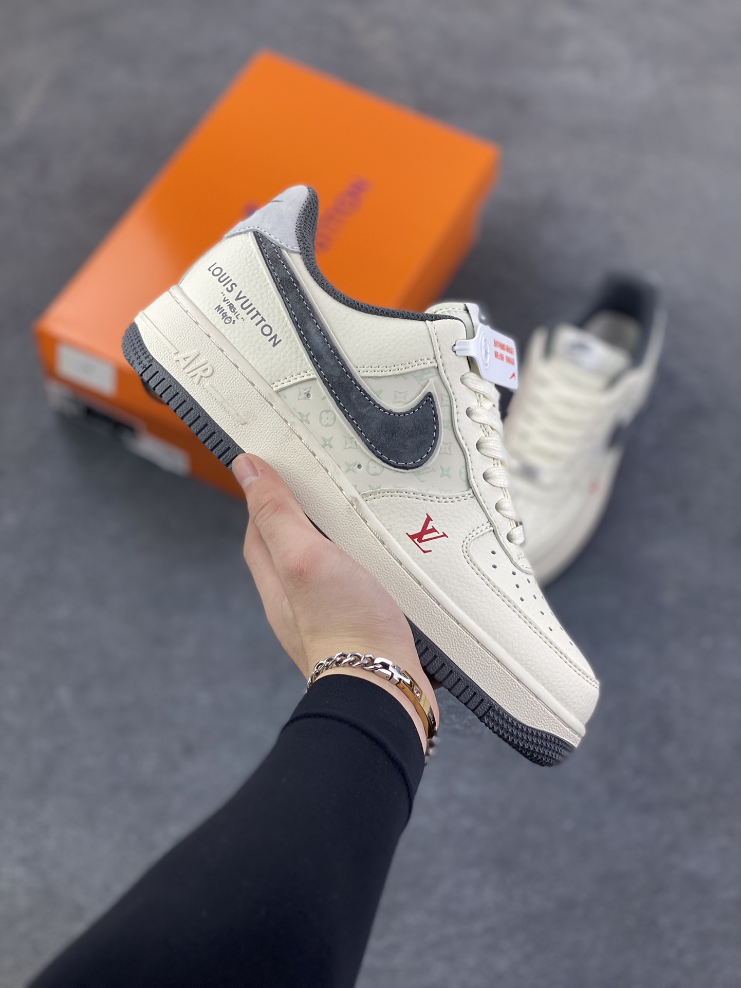 Nike Air Force 1 \'07 Low “LV联名——印花米灰勾”空军一号 高端定制 低帮 运动鞋 休闲鞋 折边针车 工艺难度大 原楦头原纸板 原装鞋盒 定制五金配件 内置全掌气垫 原厂鞋底 货号：MZ9588-811 尺码：36 36.5 37.5 38 38.5 39 40 40.5 41 42 42.5 43 44 44.5 45-选品中心