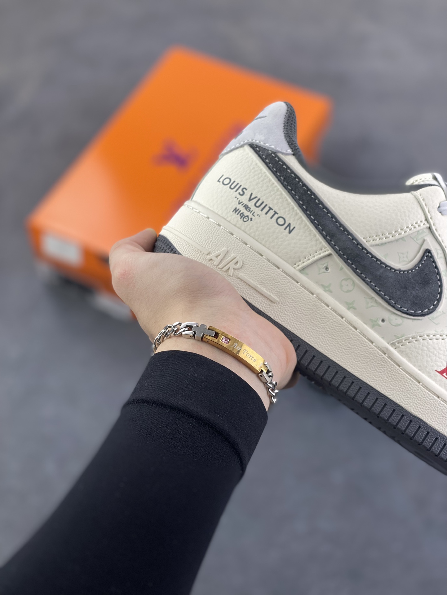 图片[6]-Nike Air Force 1 \’07 Low “LV联名——印花米灰勾”空军一号 高端定制 低帮 运动鞋 休闲鞋 折边针车 工艺难度大 原楦头原纸板 原装鞋盒 定制五金配件 内置全掌气垫 原厂鞋底 货号：MZ9588-811 尺码：36 36.5 37.5 38 38.5 39 40 40.5 41 42 42.5 43 44 44.5 45-选品中心