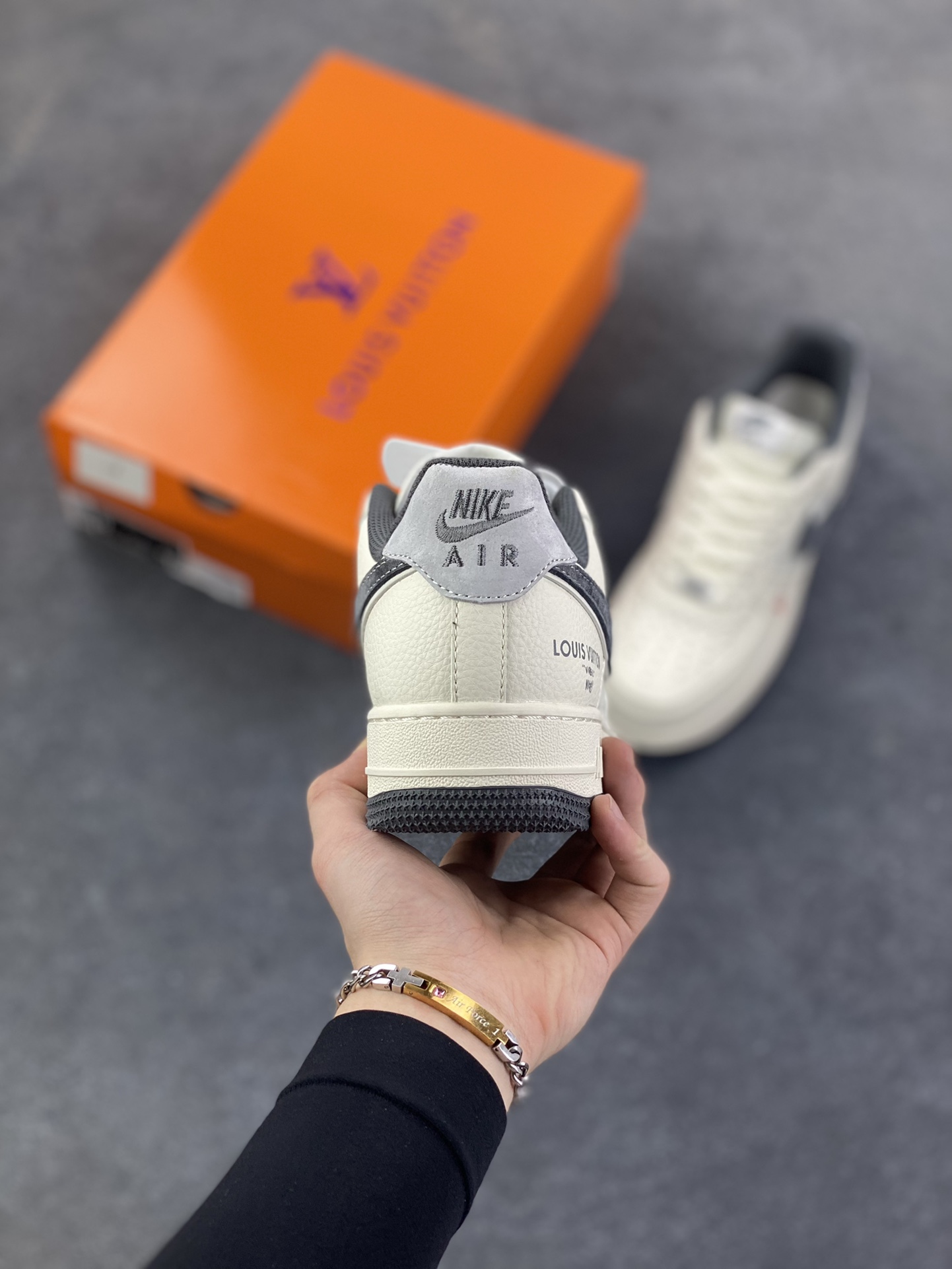 图片[4]-Nike Air Force 1 \’07 Low “LV联名——印花米灰勾”空军一号 高端定制 低帮 运动鞋 休闲鞋 折边针车 工艺难度大 原楦头原纸板 原装鞋盒 定制五金配件 内置全掌气垫 原厂鞋底 货号：MZ9588-811 尺码：36 36.5 37.5 38 38.5 39 40 40.5 41 42 42.5 43 44 44.5 45-选品中心