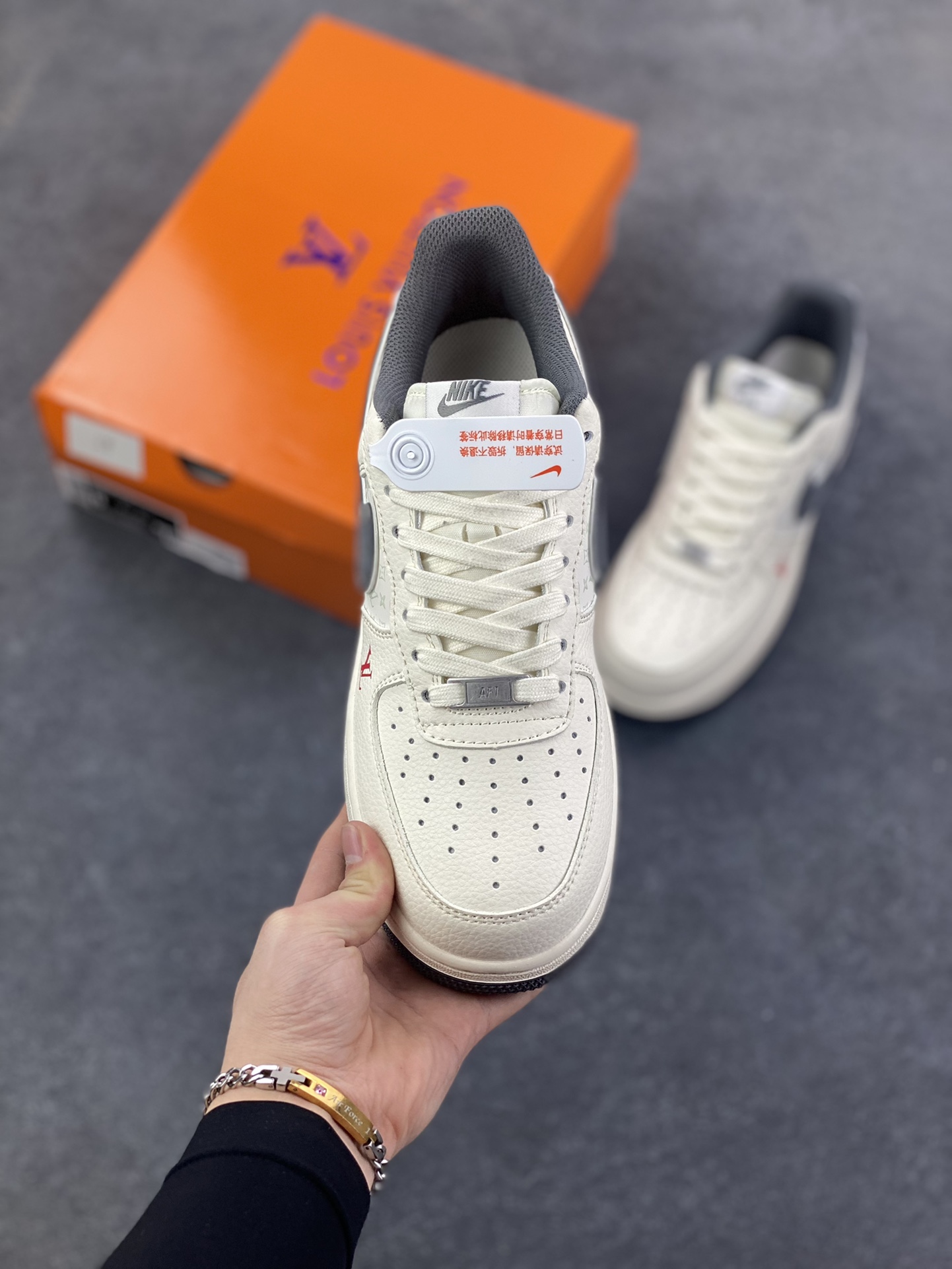 图片[2]-Nike Air Force 1 \’07 Low “LV联名——印花米灰勾”空军一号 高端定制 低帮 运动鞋 休闲鞋 折边针车 工艺难度大 原楦头原纸板 原装鞋盒 定制五金配件 内置全掌气垫 原厂鞋底 货号：MZ9588-811 尺码：36 36.5 37.5 38 38.5 39 40 40.5 41 42 42.5 43 44 44.5 45-选品中心