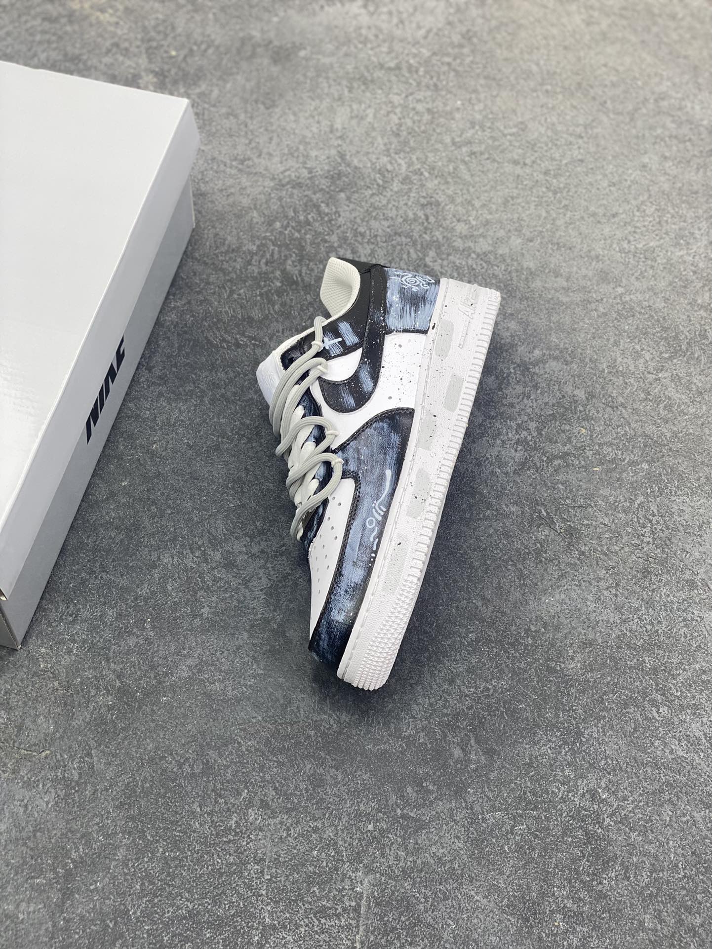 图片[7]-【定制球鞋】Nike Air Force 1 空军一号 手绘 涂鸦 泼墨 暗影星尘 舒适个性百搭 礼袋款 耐磨 低帮 板鞋 男女同款 黑色工艺难度大 原楦头原纸板 原装鞋盒 定制五金配件 内置全掌气垫 原厂鞋底 货号：CW2288-111 尺码： 36 36.5 37.5 38 38.5 39 40 40.5 41 42 42.5 43 44 44.5 45-选品中心
