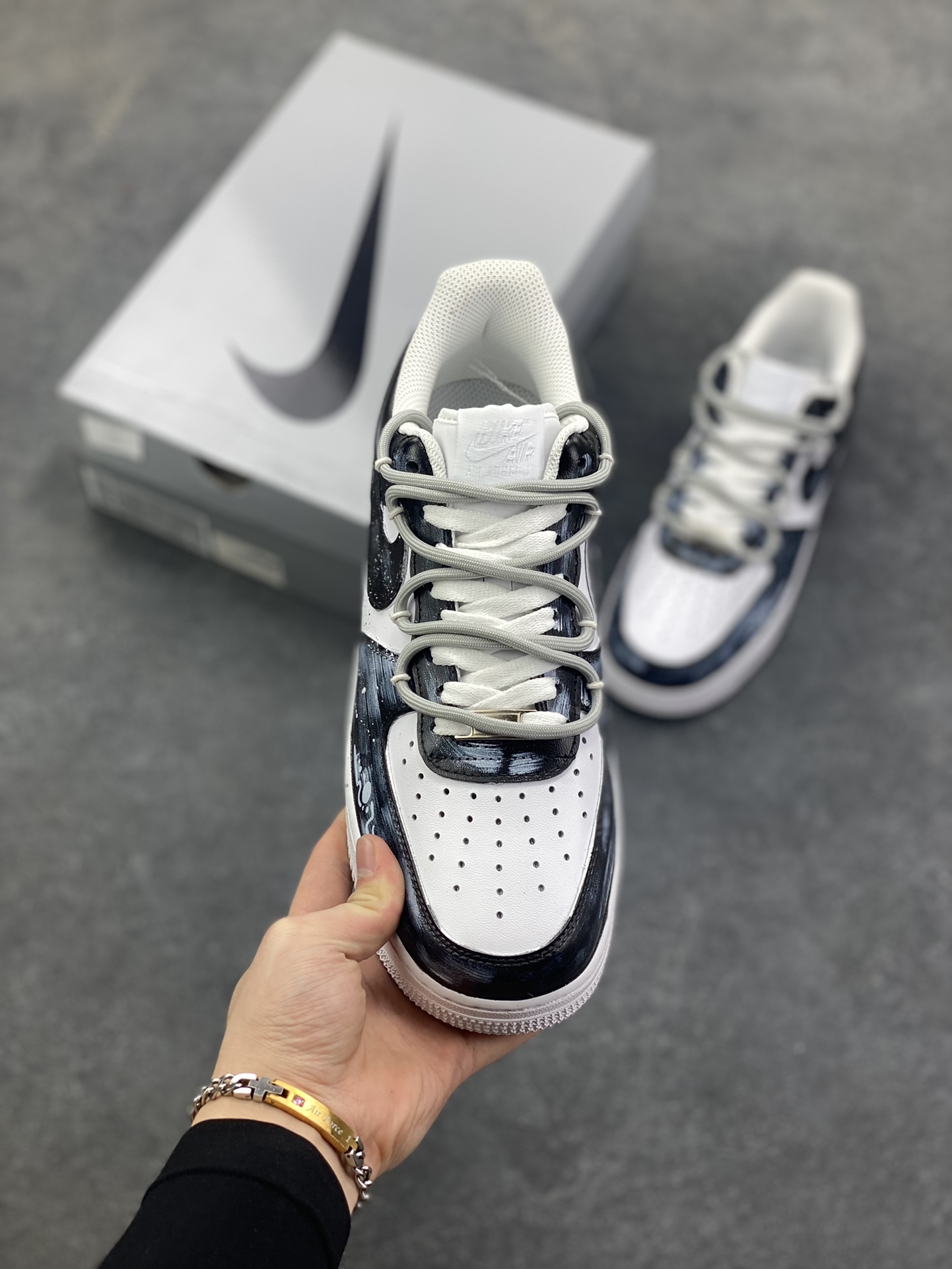 图片[2]-【定制球鞋】Nike Air Force 1 空军一号 手绘 涂鸦 泼墨 暗影星尘 舒适个性百搭 礼袋款 耐磨 低帮 板鞋 男女同款 黑色工艺难度大 原楦头原纸板 原装鞋盒 定制五金配件 内置全掌气垫 原厂鞋底 货号：CW2288-111 尺码： 36 36.5 37.5 38 38.5 39 40 40.5 41 42 42.5 43 44 44.5 45-选品中心