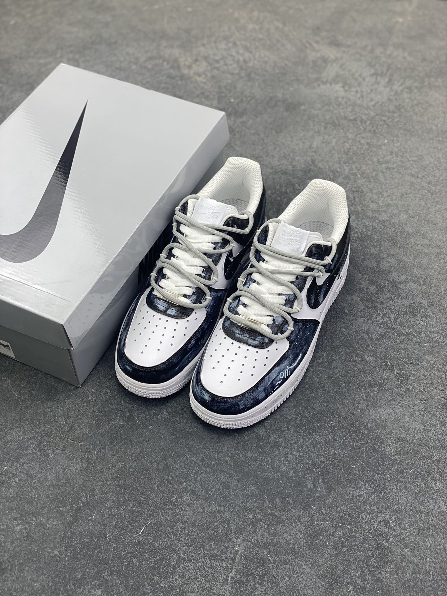 图片[8]-【定制球鞋】Nike Air Force 1 空军一号 手绘 涂鸦 泼墨 暗影星尘 舒适个性百搭 礼袋款 耐磨 低帮 板鞋 男女同款 黑色工艺难度大 原楦头原纸板 原装鞋盒 定制五金配件 内置全掌气垫 原厂鞋底 货号：CW2288-111 尺码： 36 36.5 37.5 38 38.5 39 40 40.5 41 42 42.5 43 44 44.5 45-选品中心