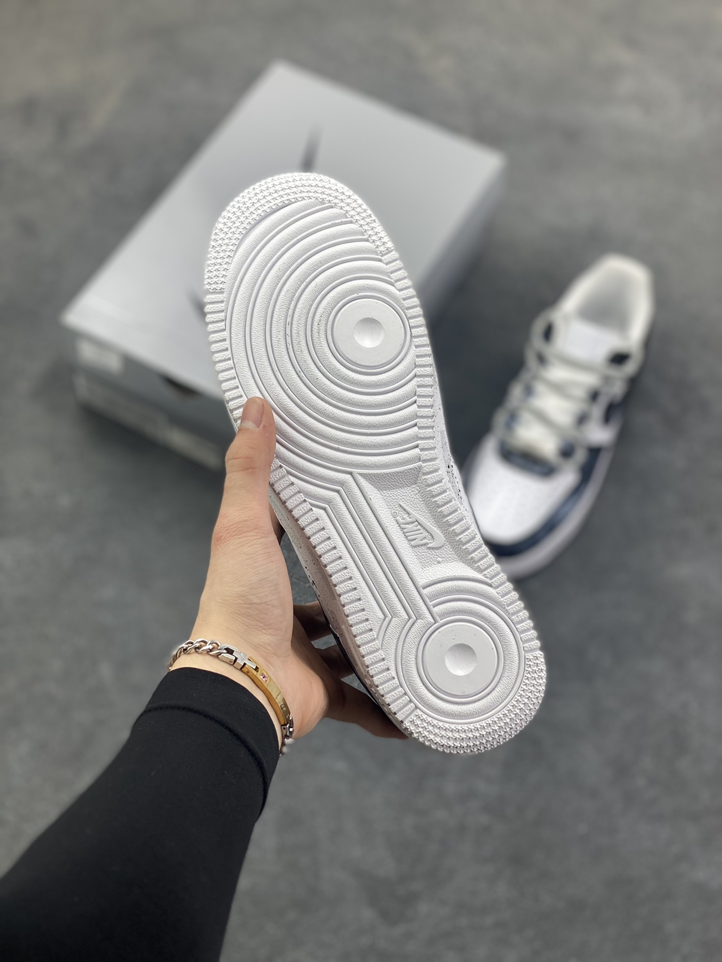 图片[5]-【定制球鞋】Nike Air Force 1 空军一号 手绘 涂鸦 泼墨 暗影星尘 舒适个性百搭 礼袋款 耐磨 低帮 板鞋 男女同款 黑色工艺难度大 原楦头原纸板 原装鞋盒 定制五金配件 内置全掌气垫 原厂鞋底 货号：CW2288-111 尺码： 36 36.5 37.5 38 38.5 39 40 40.5 41 42 42.5 43 44 44.5 45-选品中心